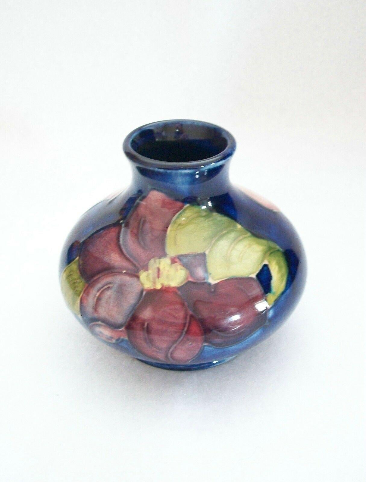 Arts and Crafts MOORCROFT - « Clematis » - Vase vintage en céramique peint à la main, Royaume-Uni, vers les années 1950 en vente