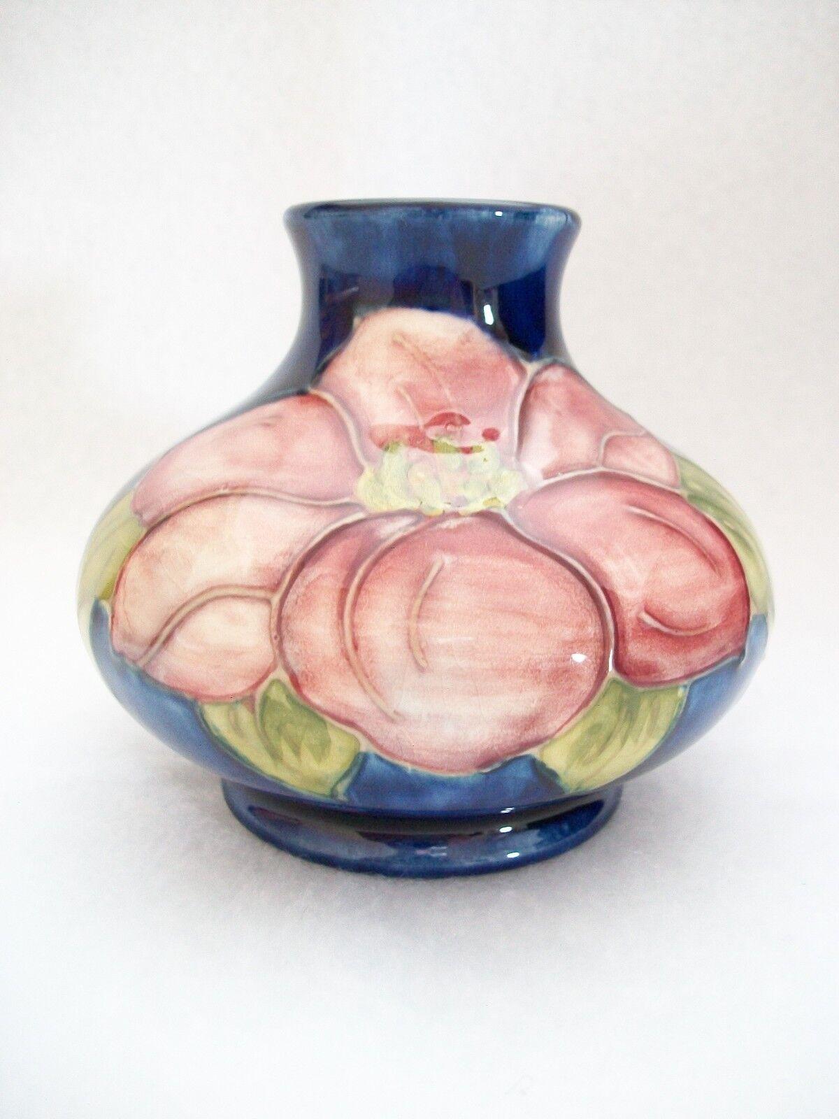 Britannique MOORCROFT - « Clematis » - Vase vintage en céramique peint à la main, Royaume-Uni, vers les années 1950 en vente