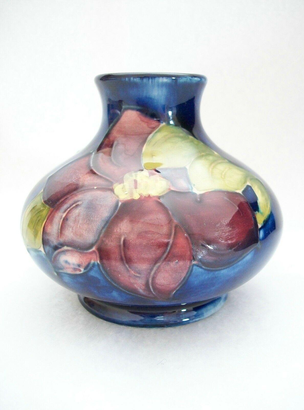 Vernissé MOORCROFT - « Clematis » - Vase vintage en céramique peint à la main, Royaume-Uni, vers les années 1950 en vente