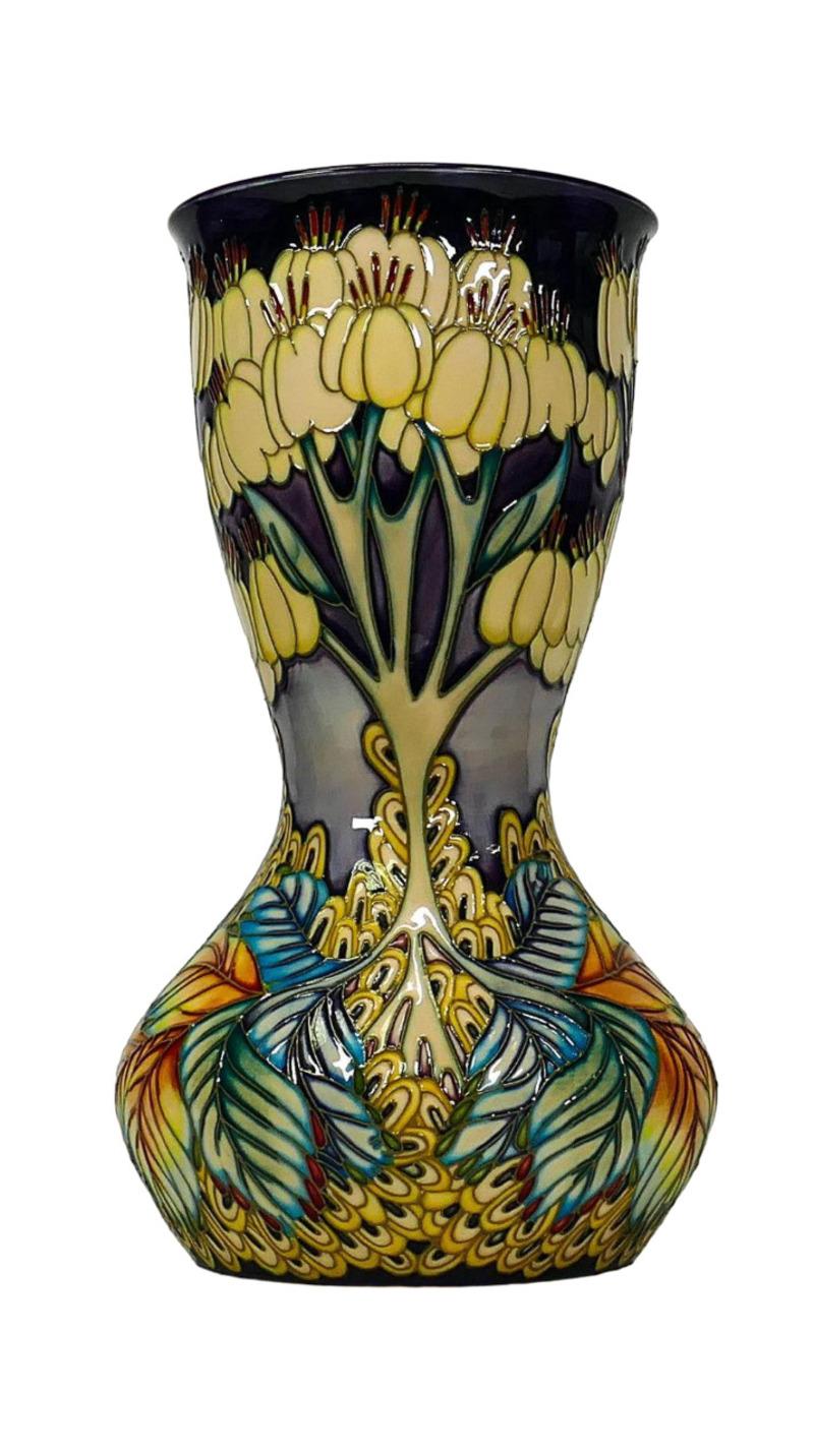 Moorcroft Collector Club.
Limitierte Auflage der Moorcroft Vase - Heavens Unseen von Emma Bossons
Datiert 2002 taillierte zylindrische Vase Heavens Unseen Muster signiert E Bossons limitierte Auflage 56/150
Größe: 25,5 cm

Guter Zustand
