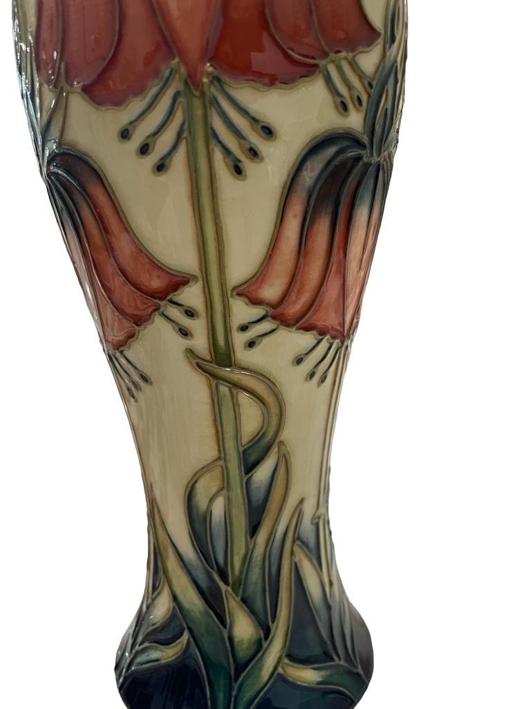 Moorcroft Crown Imperial Vase der kaiserlichen Krone von Rachel Bishop, LIMITED EDITION Nr. 18/600. (Ende des 20. Jahrhunderts) im Angebot