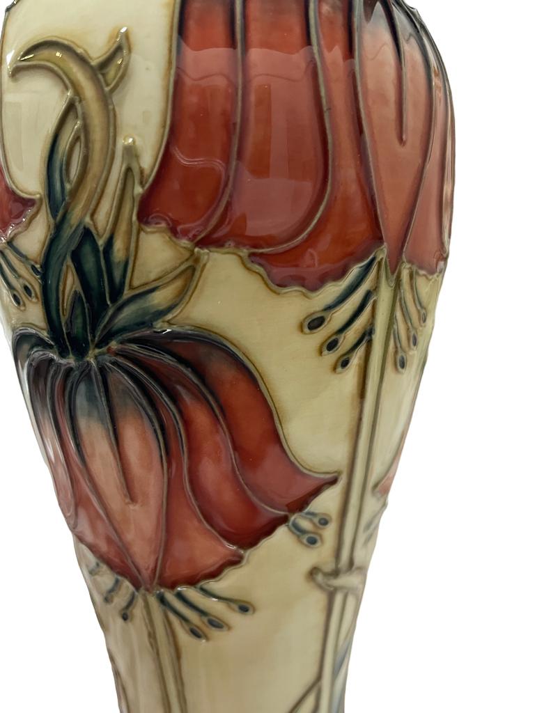 Moorcroft Crown Imperial Vase der kaiserlichen Krone von Rachel Bishop, LIMITED EDITION Nr. 18/600. im Angebot 1