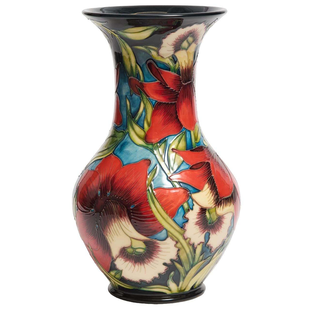 Schöne Vase, entworfen von Shirley Hayes, exquisites Design
Limitierte Auflage 18/50 von 2002
Höhe 13 Zoll
eingeprägte und aufgemalte Spuren auf der Unterseite

Kleine Glasurrisse sind unbedeutend; ansonsten guter Zustand