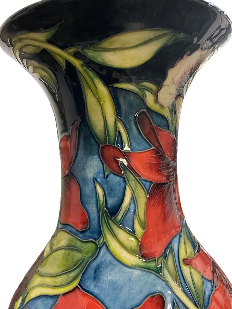 MOORCROFT „Fleur Rouge“ VASE entworfen von Shirley Hayes, 18/50, 2002 (21. Jahrhundert und zeitgenössisch) im Angebot