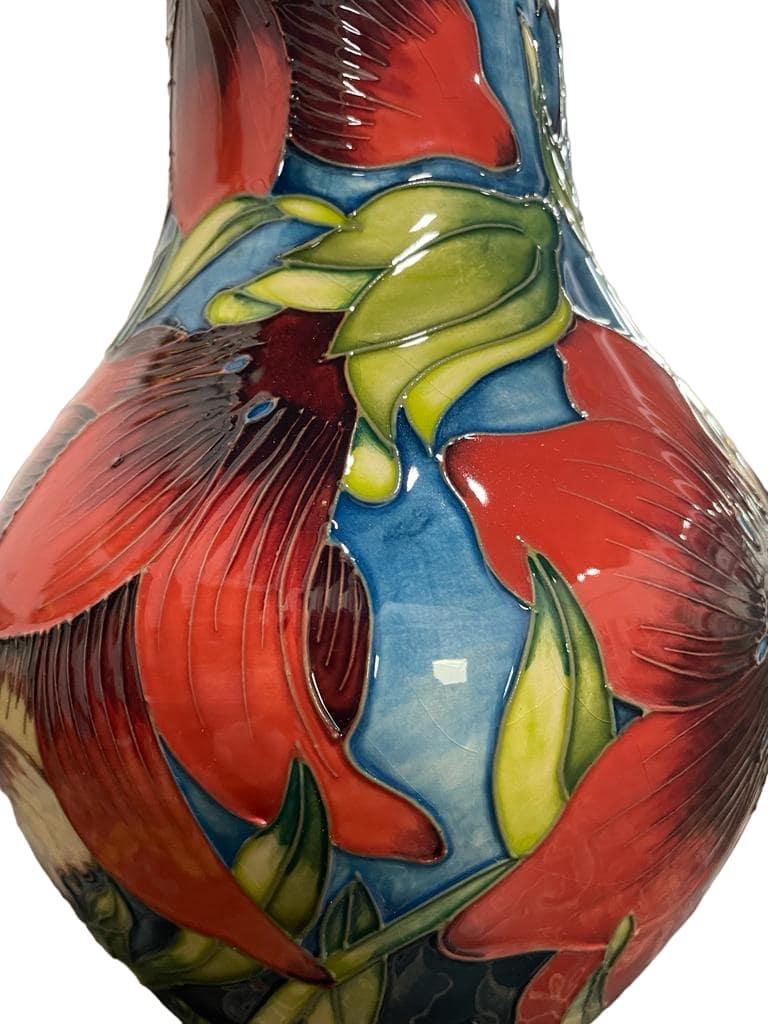 MOORCROFT „Fleur Rouge“ VASE entworfen von Shirley Hayes, 18/50, 2002 (Töpferwaren) im Angebot