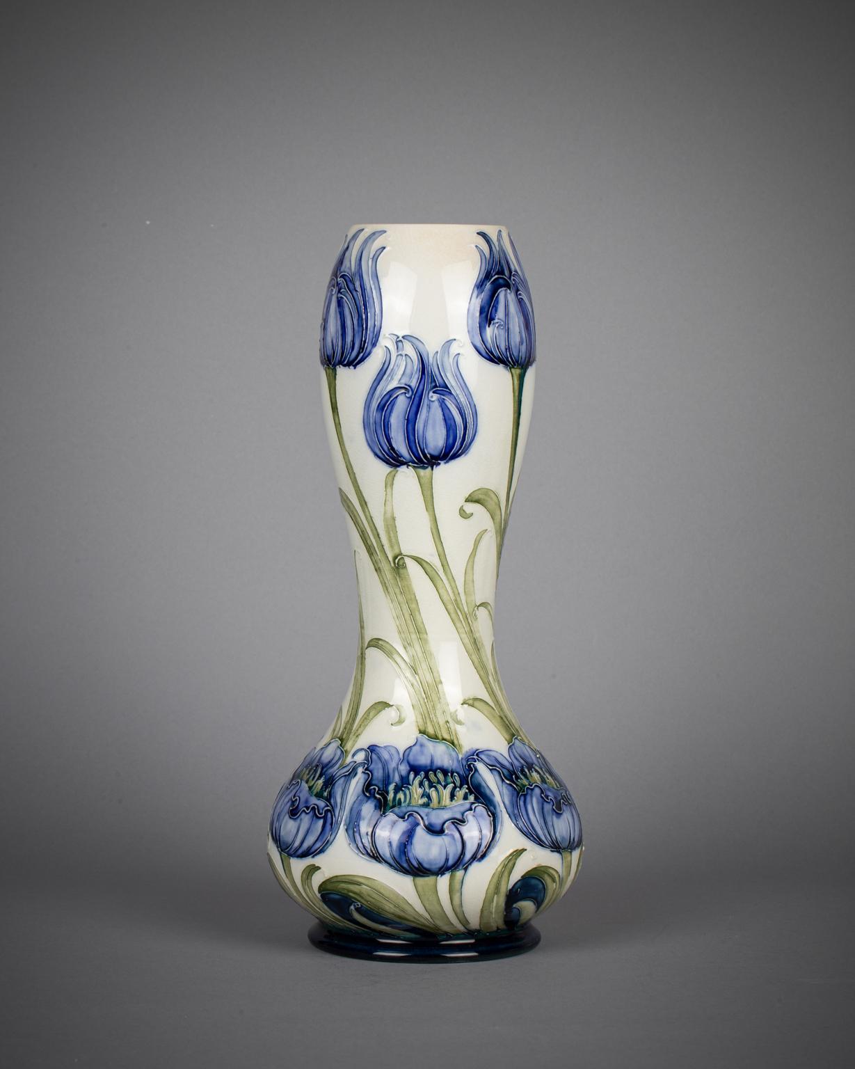Per James Macintyre, terracotta smaltata, decorata con tulipani, firmata W. MOORCROFT/ DES., marchio del produttore stampato.