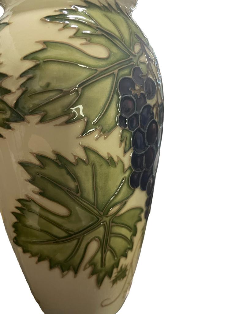 Moorcroft  Grapevine Vase von Sally Tuffin für den Moorcroft Collector Club BOXED im Zustand „Gut“ im Angebot in Richmond Hill, ON