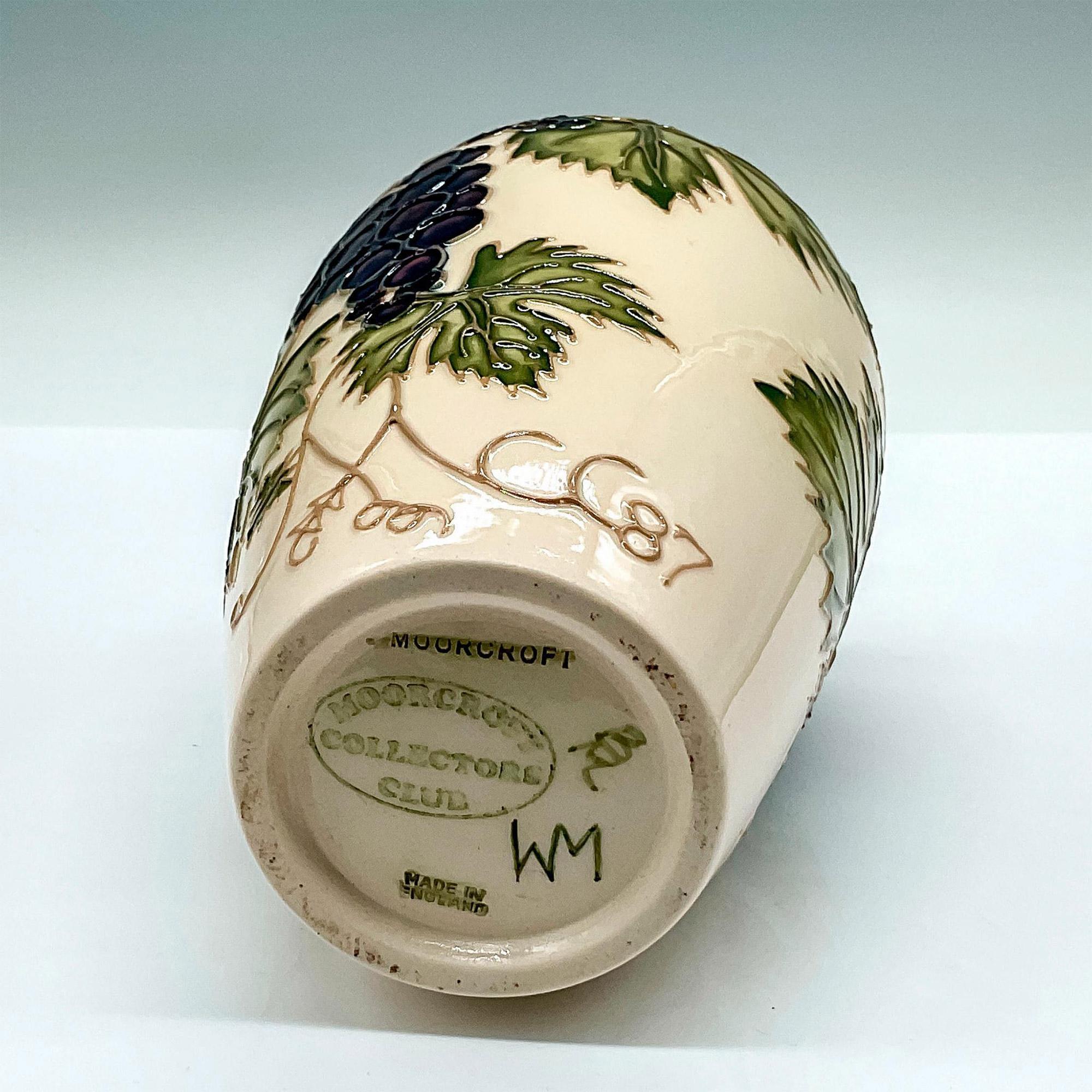 Moorcroft  Vase Grapevine de Sally Tuffin pour le Moorcroft Collector Club en vente 1