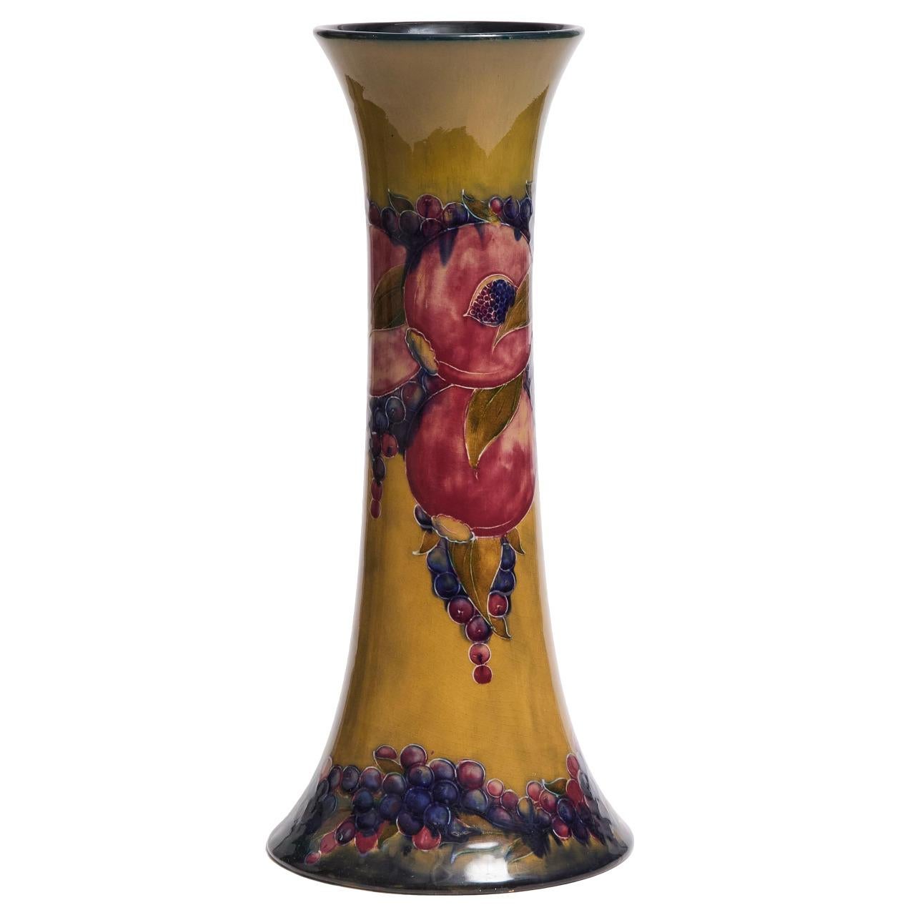 Ce vase exquis est orné d'un superbe motif de grenade datant d'environ 1916/1918. Avec un bord restauré et une hauteur de 39 cm, cette pièce ne manquera pas d'impressionner. Le vase porte la marque Burslem et une signature peinte en vert.
hauteur