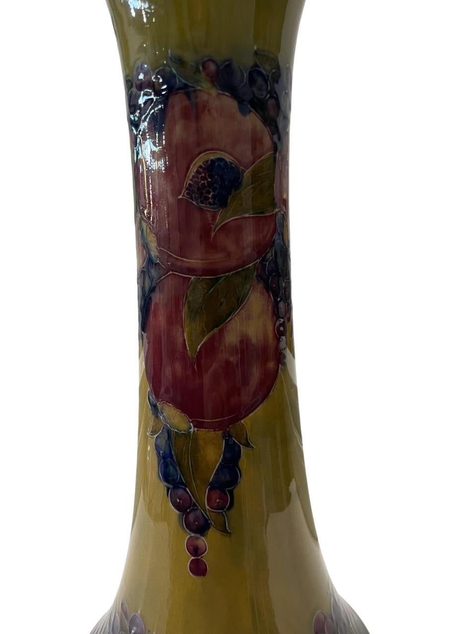 Art déco MOORCROFT LARGE Vase à motif POMEGRANATE circa 1916