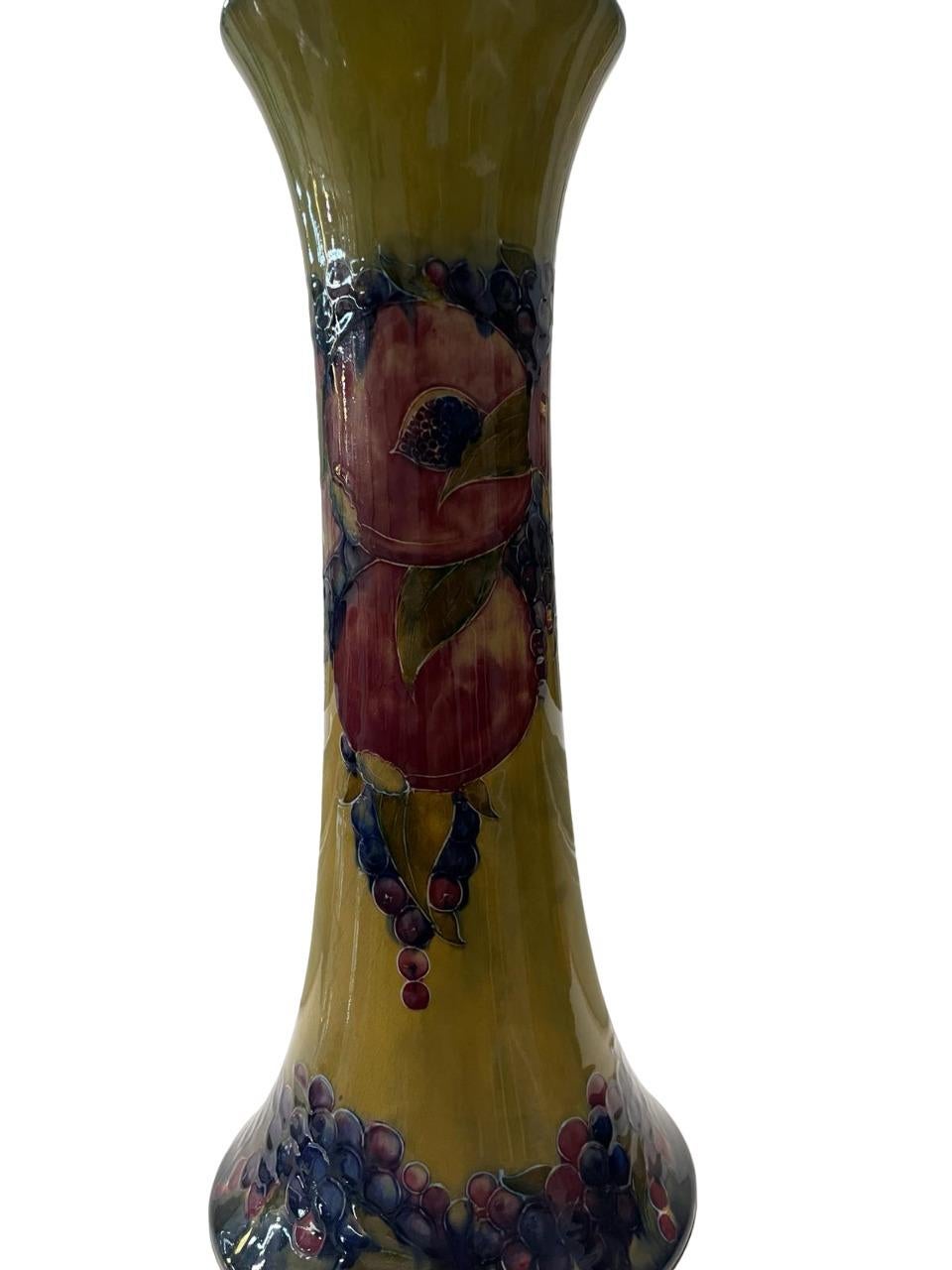 Anglais MOORCROFT LARGE Vase à motif POMEGRANATE circa 1916