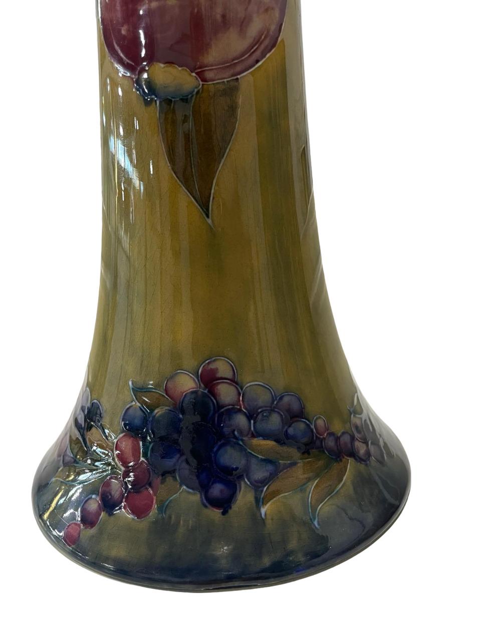 MOORCROFT LARGE Vase à motif POMEGRANATE circa 1916 Bon état à Richmond Hill, ON