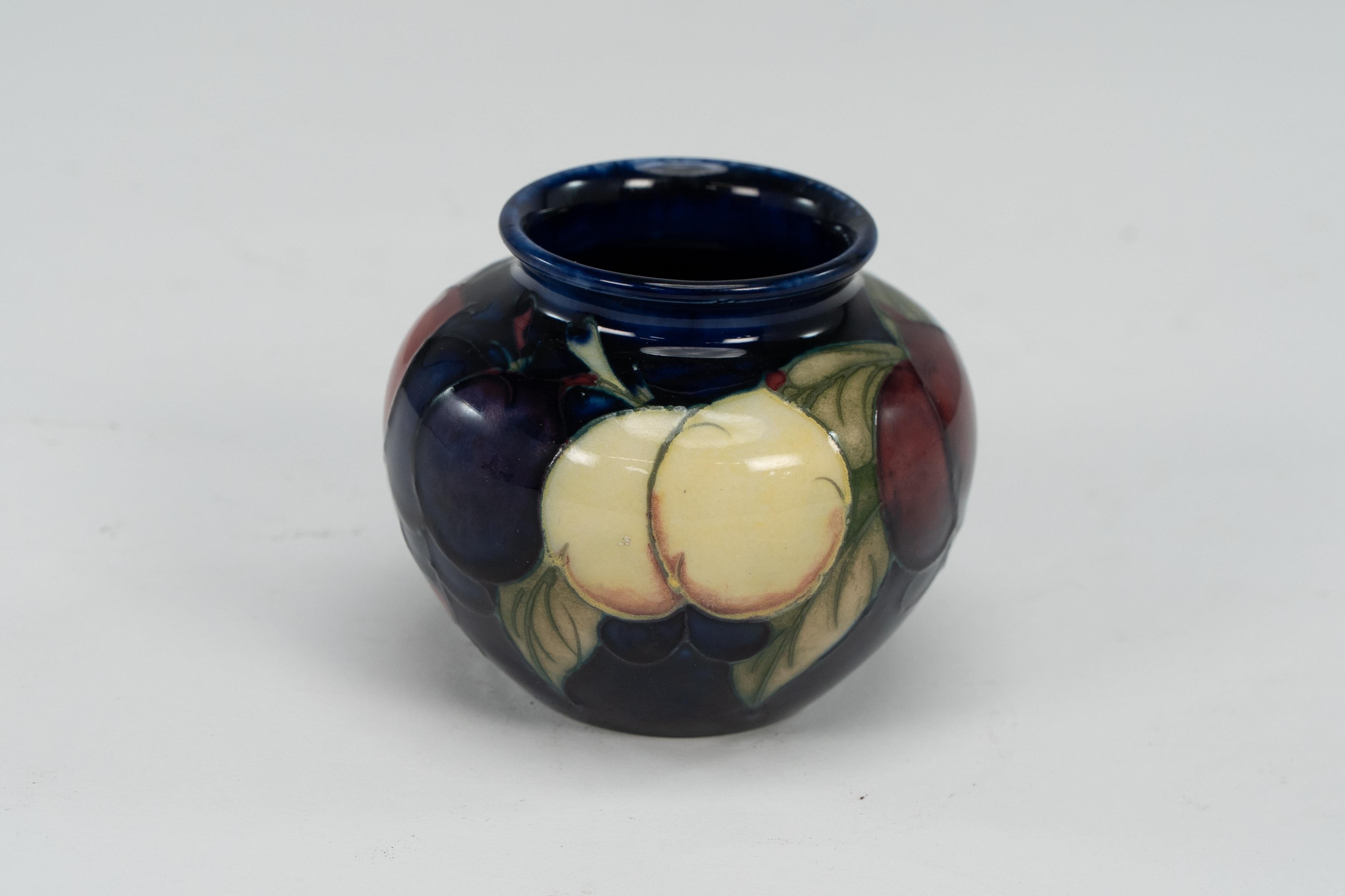 William Moorcroft. Eine süße kleine bunte Vase mit Blättern und Beeren in wunderbarem Originalzustand.
