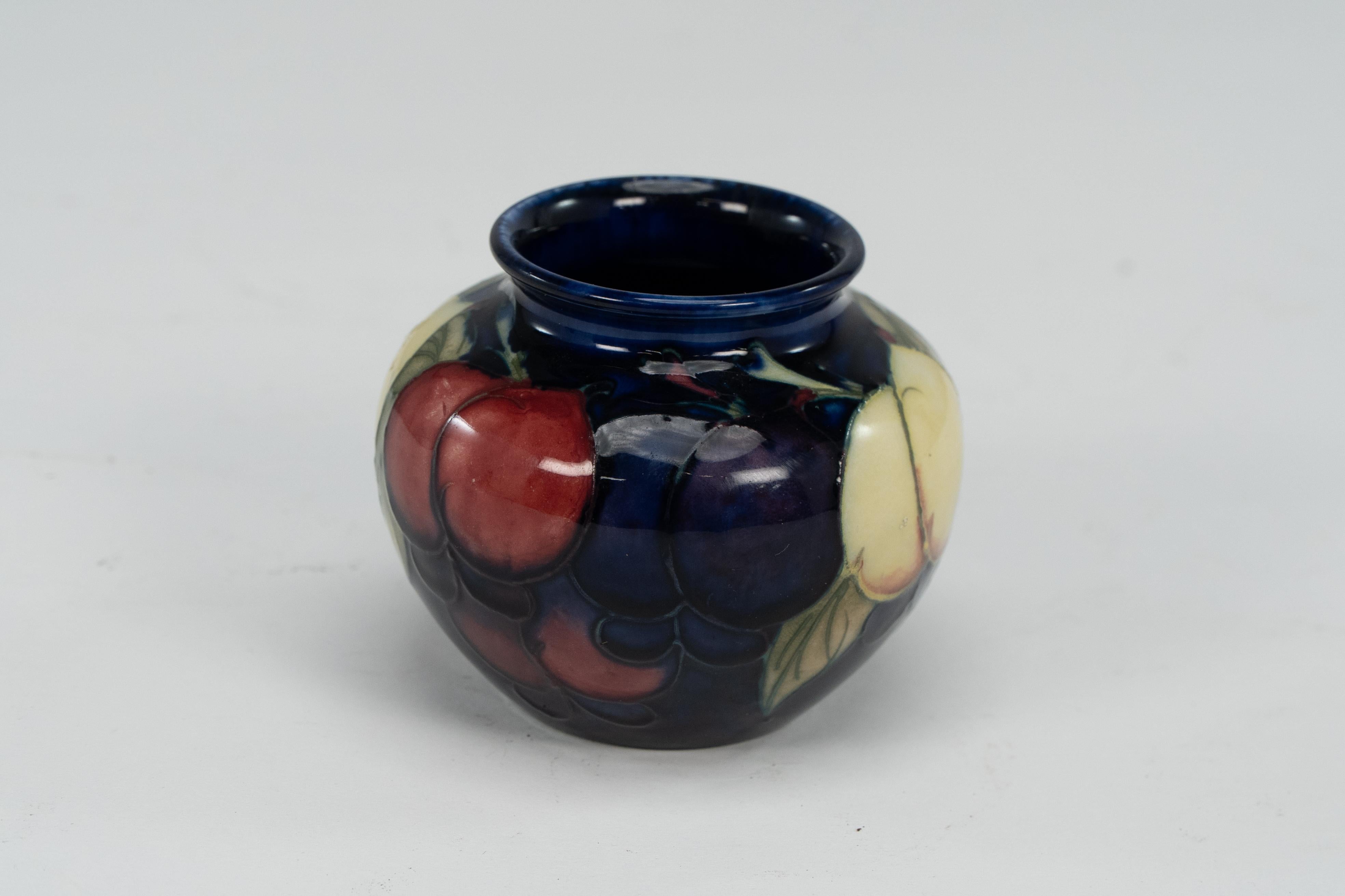 William Moorcroft. Eine süße kleine Vase mit Blättern und Beeren in wunderbarem Zustand (Arts and Crafts) im Angebot