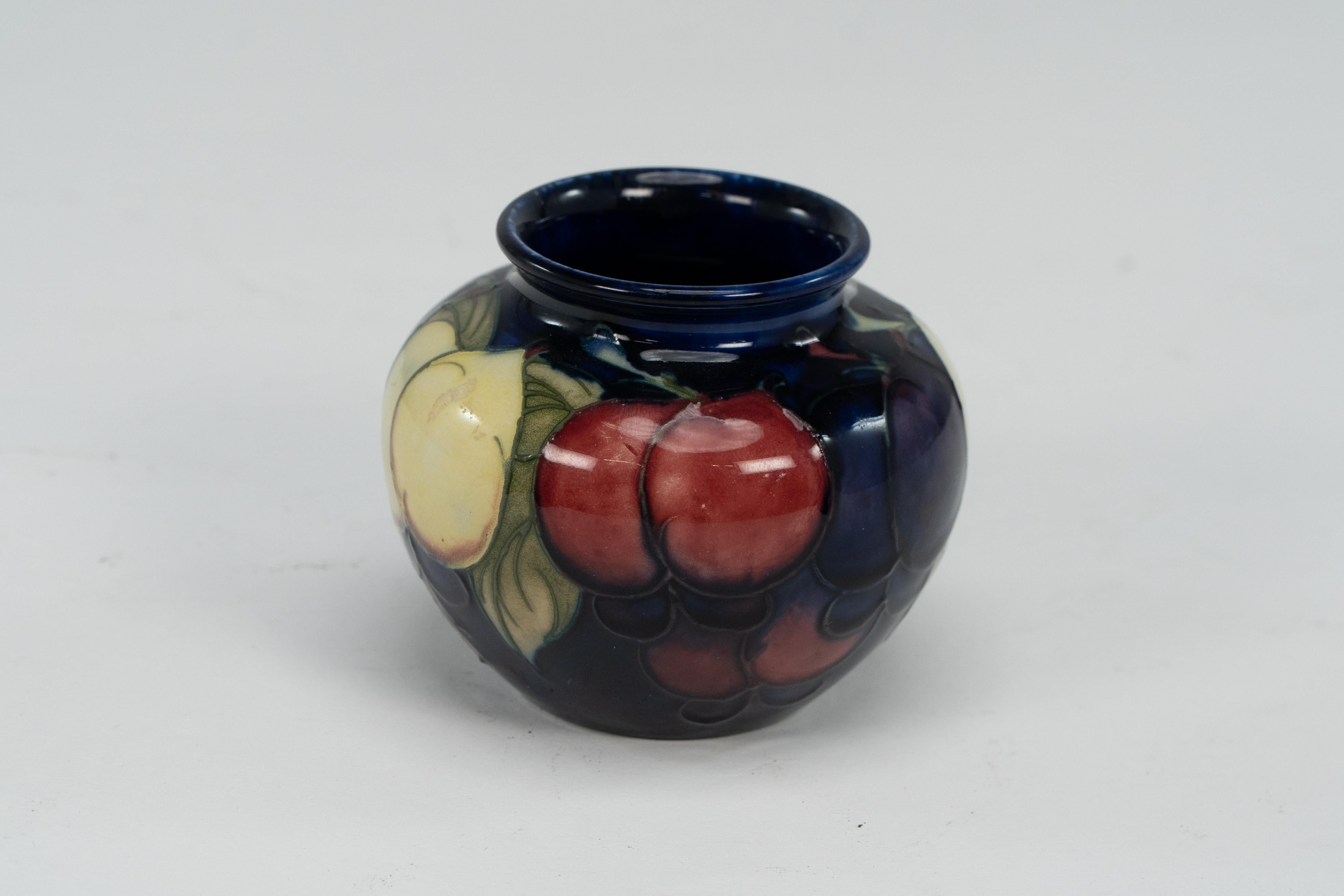 William Moorcroft. Eine süße kleine Vase mit Blättern und Beeren in wunderbarem Zustand (Englisch) im Angebot