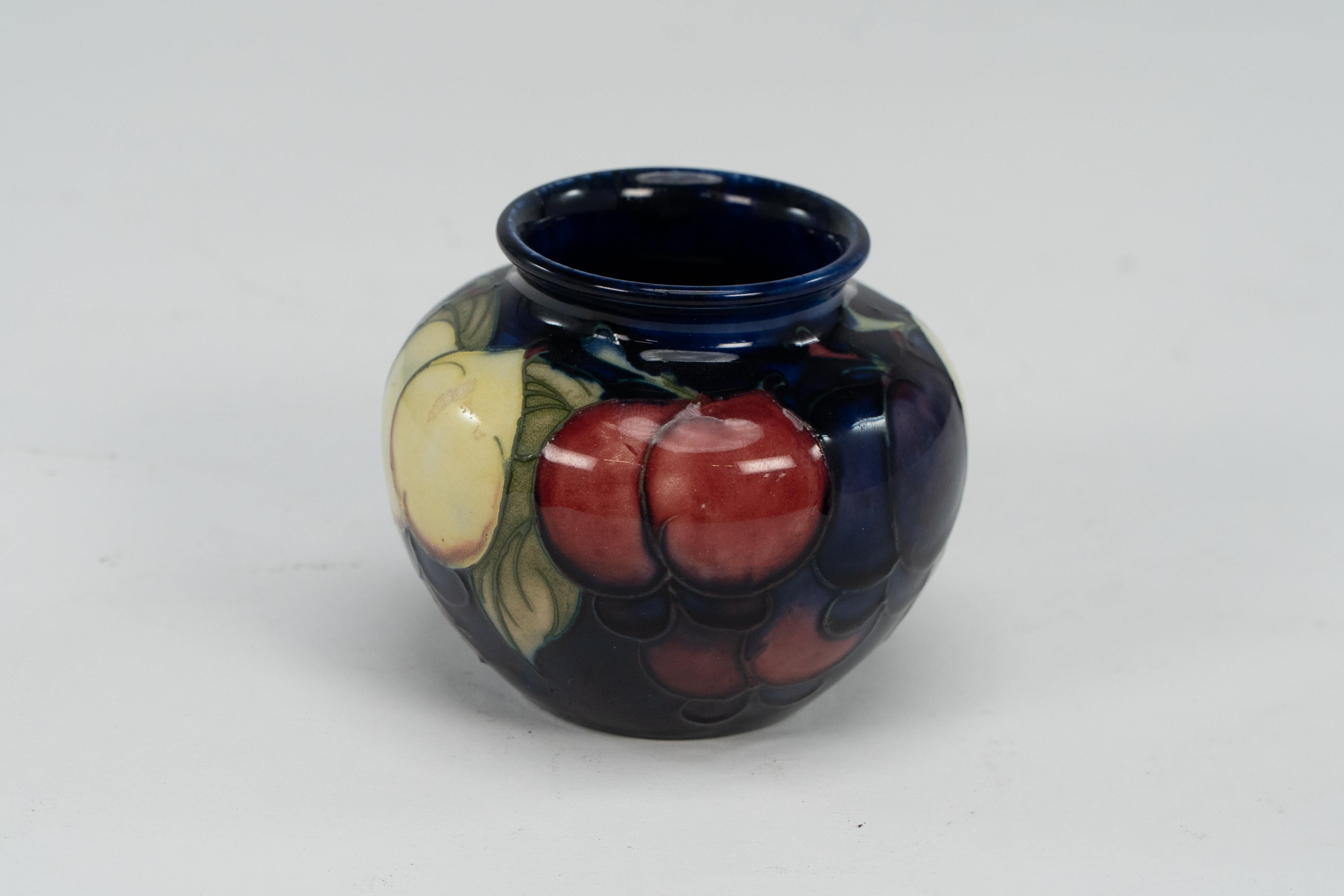 Arts and Crafts William Moorcroft. Un piccolo e dolce vaso di foglie e bacche in ottime condizioni in vendita
