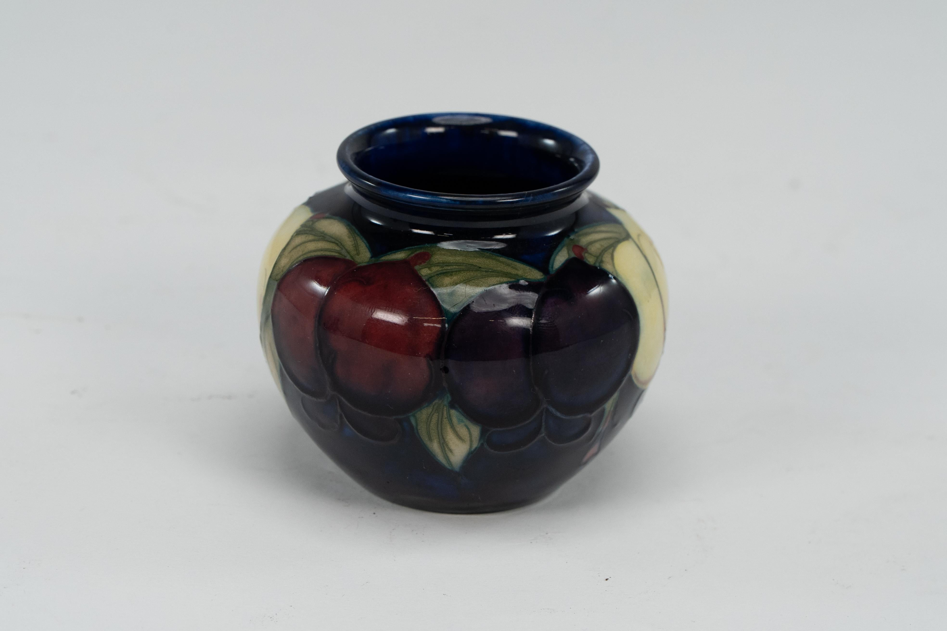 William Moorcroft. Eine süße kleine Vase mit Blättern und Beeren in wunderbarem Zustand (Frühes 20. Jahrhundert) im Angebot
