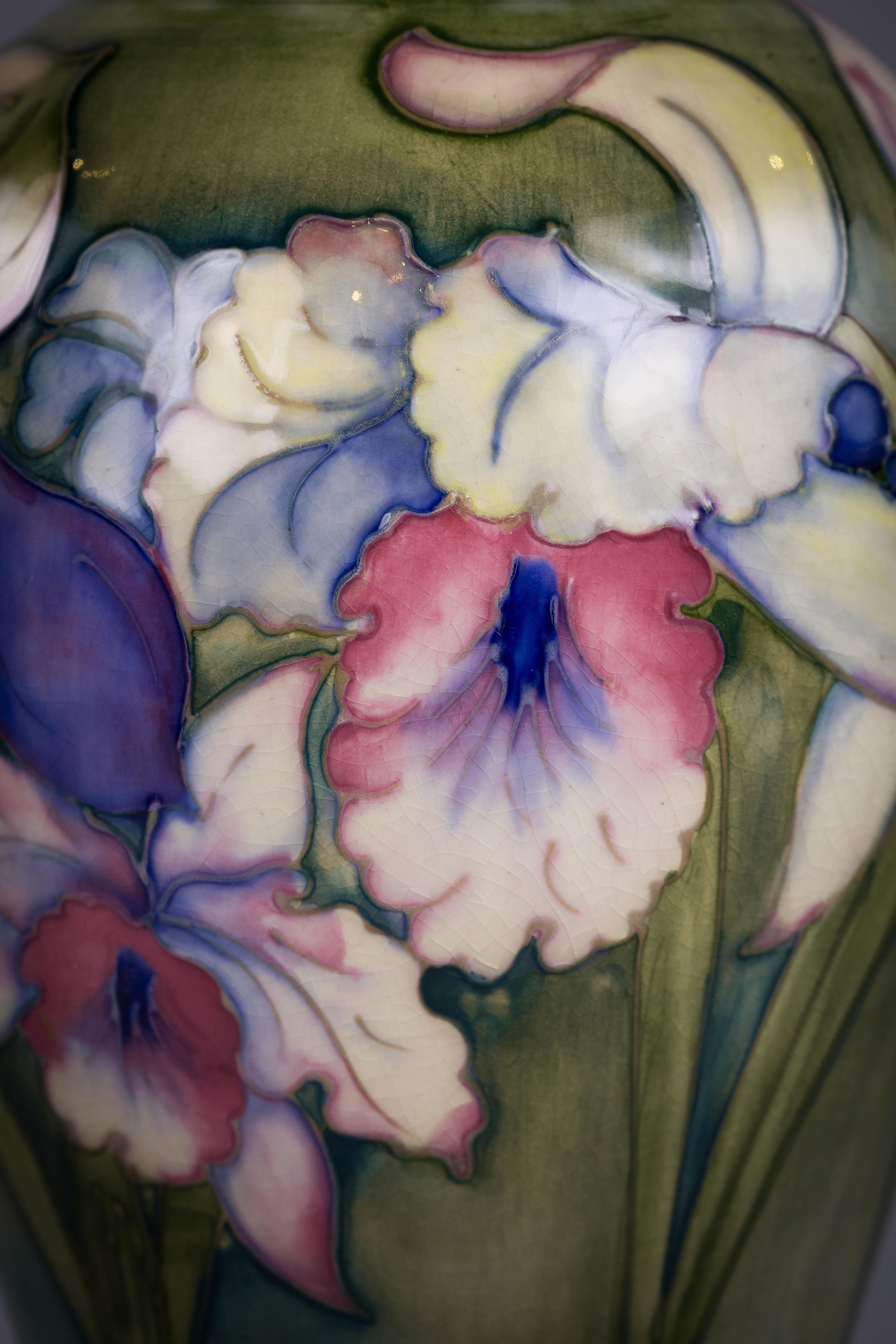 Anglais Vase en poterie Orchids de Moorcroft, datant d'environ 1940 en vente