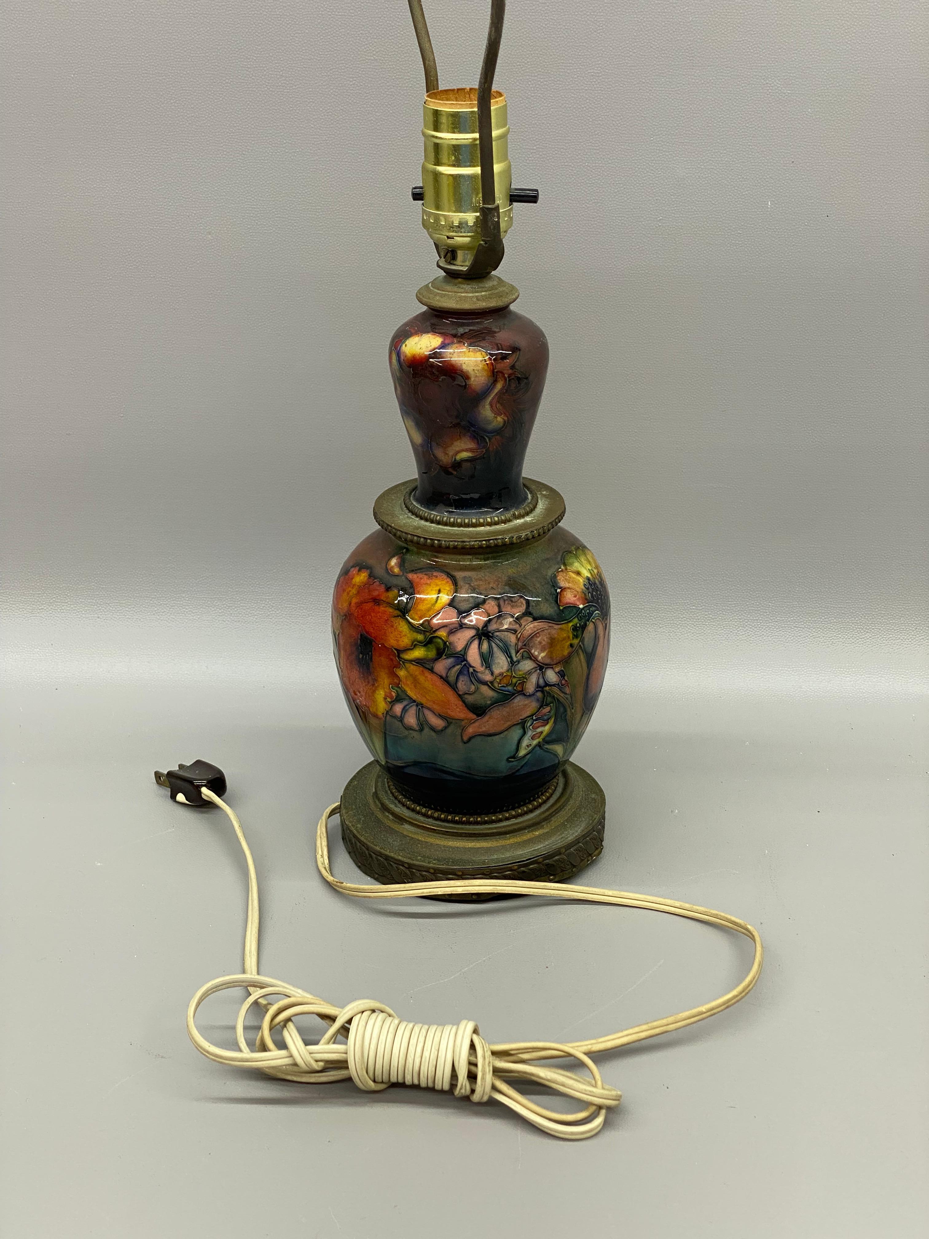 Moorcroft Pottery English Arts and Crafts Floral Pottery Lamp 9