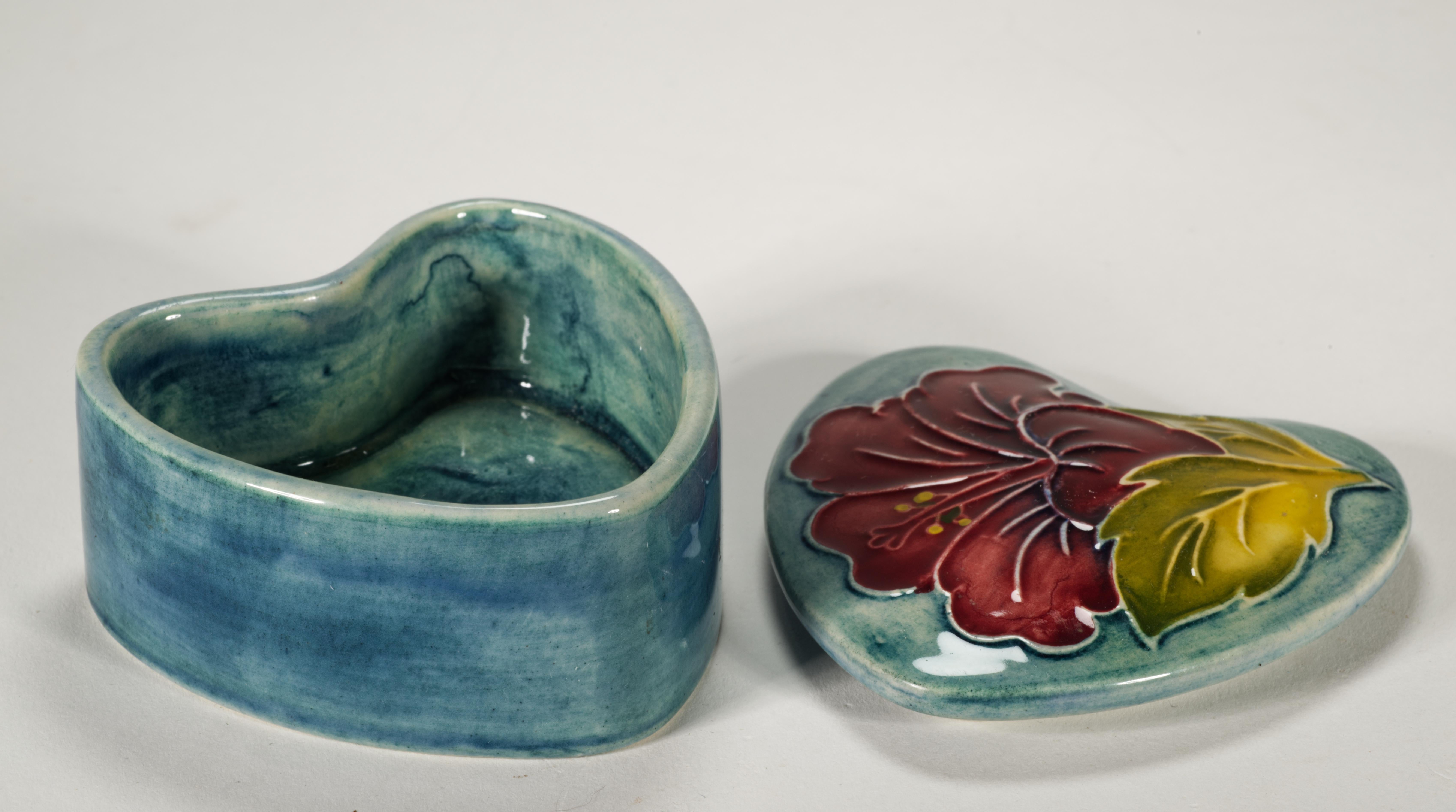 Moorcroft Pottery Hibiskus Herzförmiger Kasten mit Deckel, England (Arts and Crafts) im Angebot
