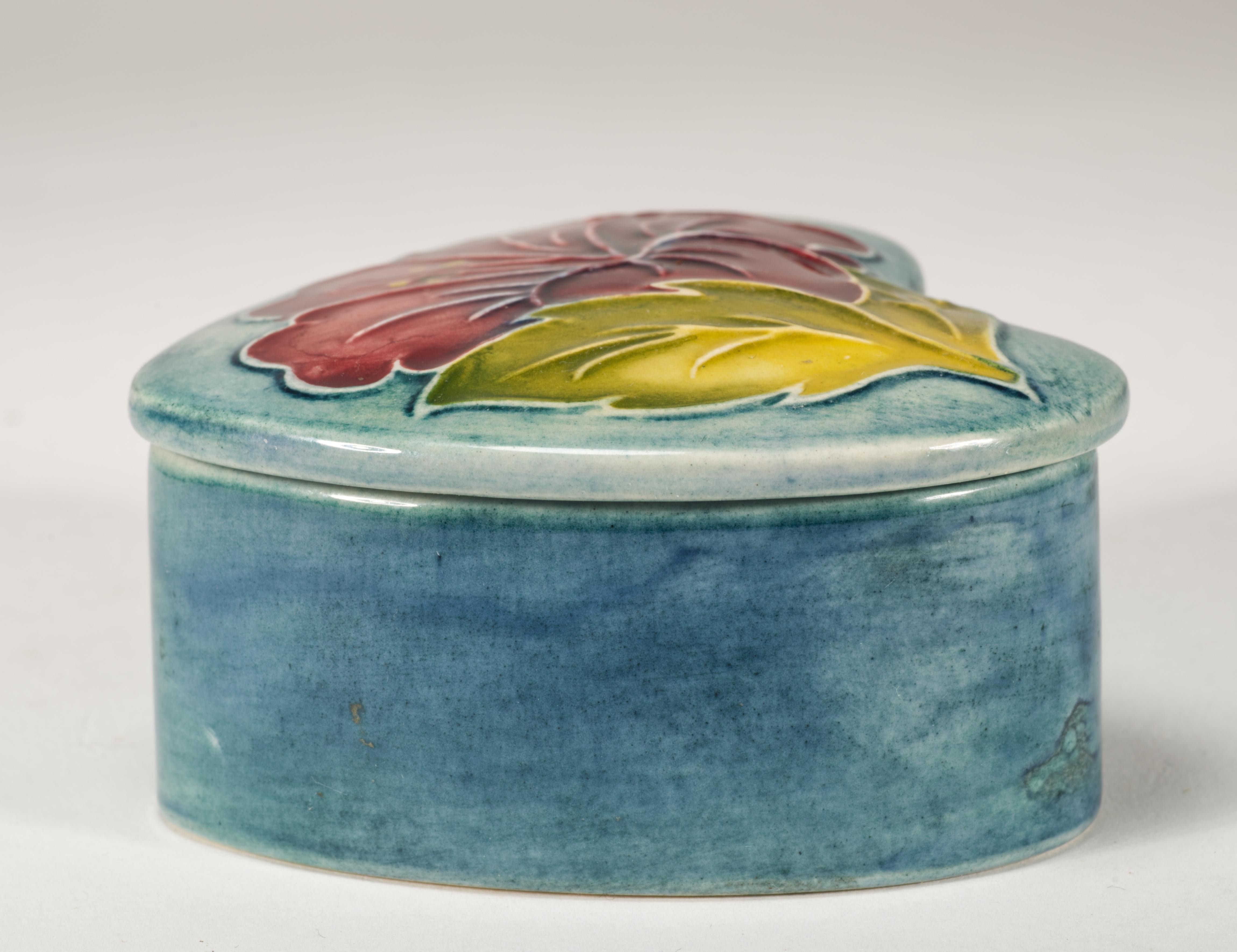 Moorcroft Pottery Hibiskus Herzförmiger Kasten mit Deckel, England im Zustand „Gut“ im Angebot in Clifton Springs, NY