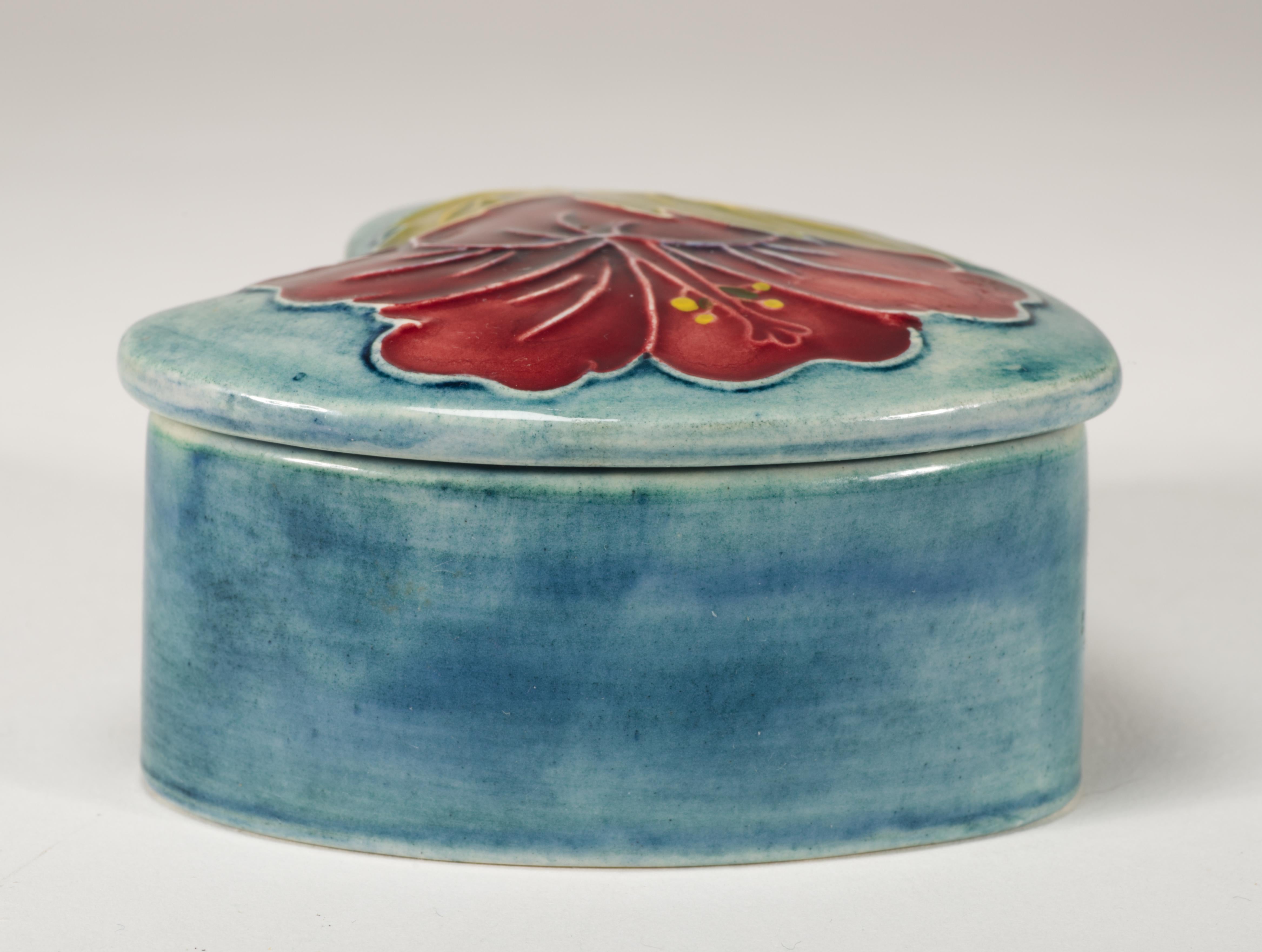 Moorcroft Pottery Hibiskus Herzförmiger Kasten mit Deckel, England (20. Jahrhundert) im Angebot