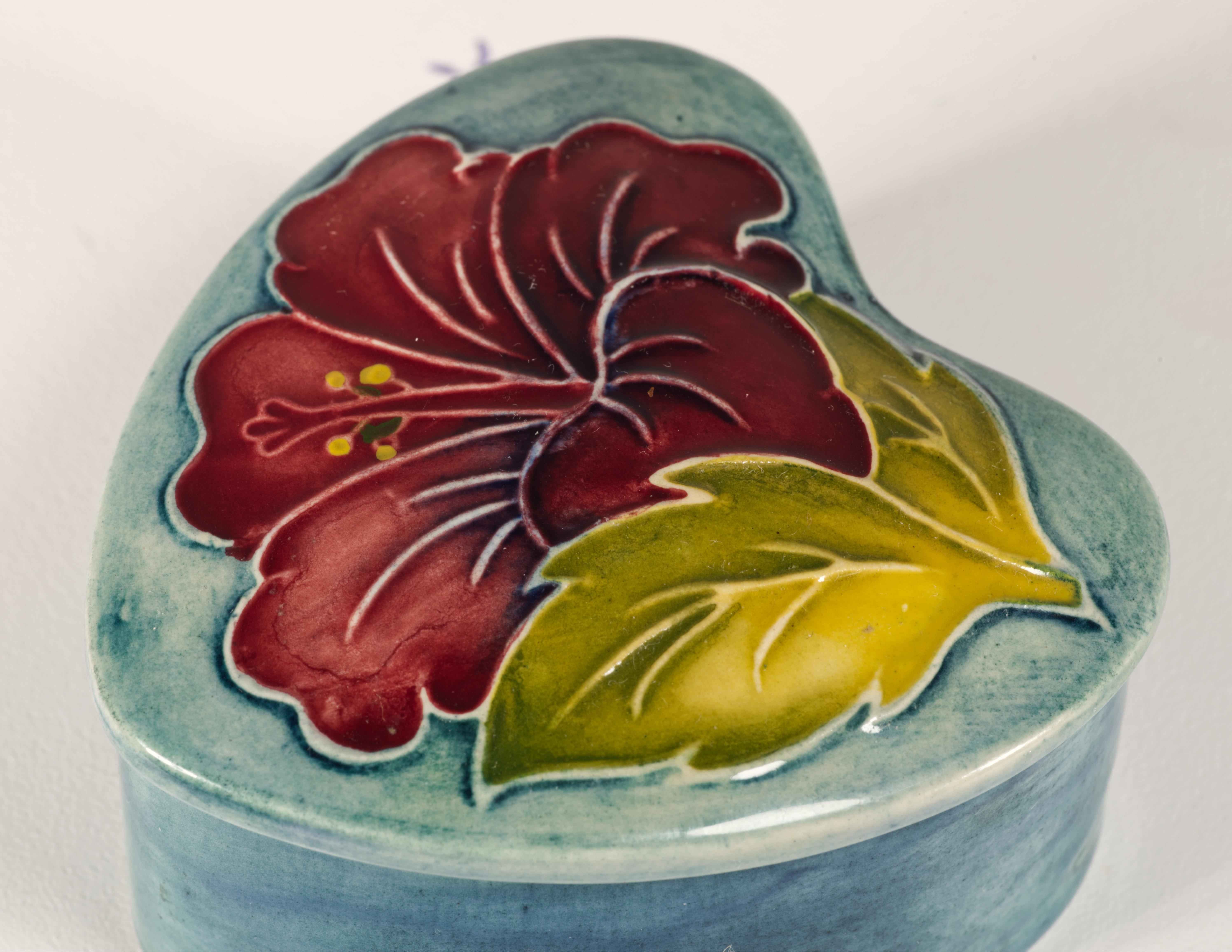 Moorcroft Pottery Hibiskus Herzförmiger Kasten mit Deckel, England im Angebot 1