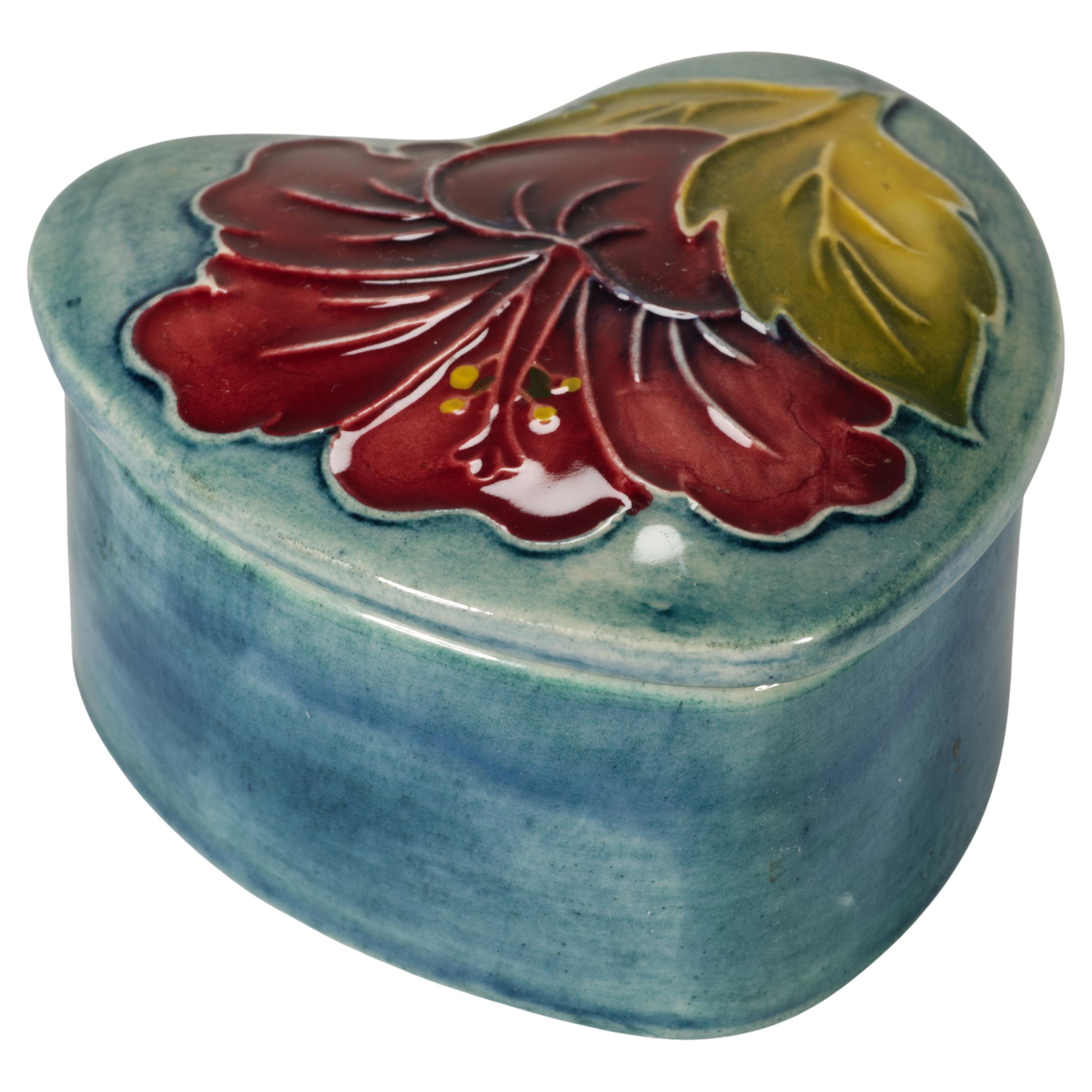 Moorcroft Pottery Caja en forma de corazón de hibisco con tapa, Inglaterra