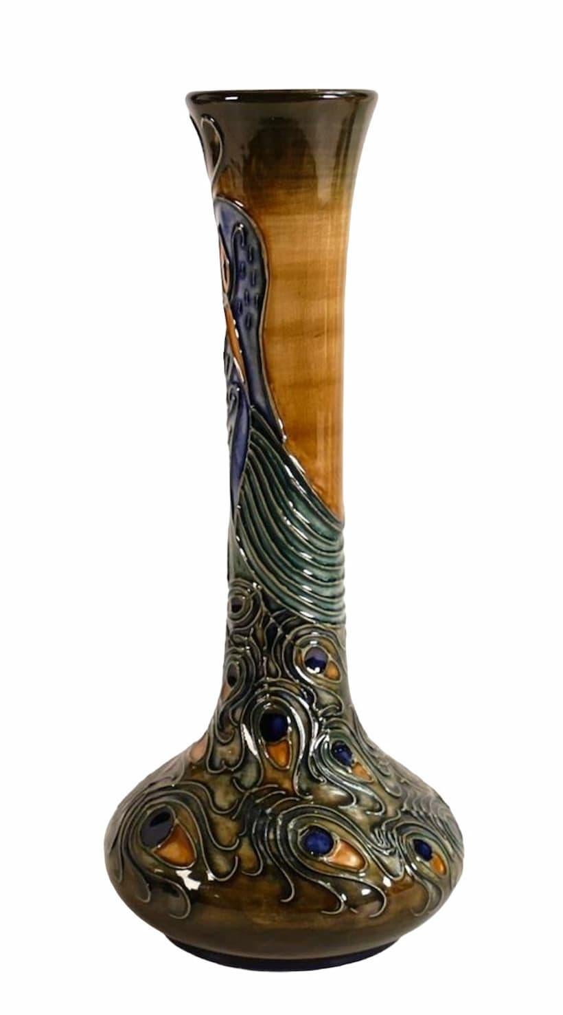 Un vase à motif Phoenix de Moorcroft Pottery, conçu par Rachel Bishop, vers 1997, de forme trapue avec un col élancé, avec des marques d'usine peintes et imprimées, et une signature inscrite en lettres dorées sur la base Le vase est de forme trapue