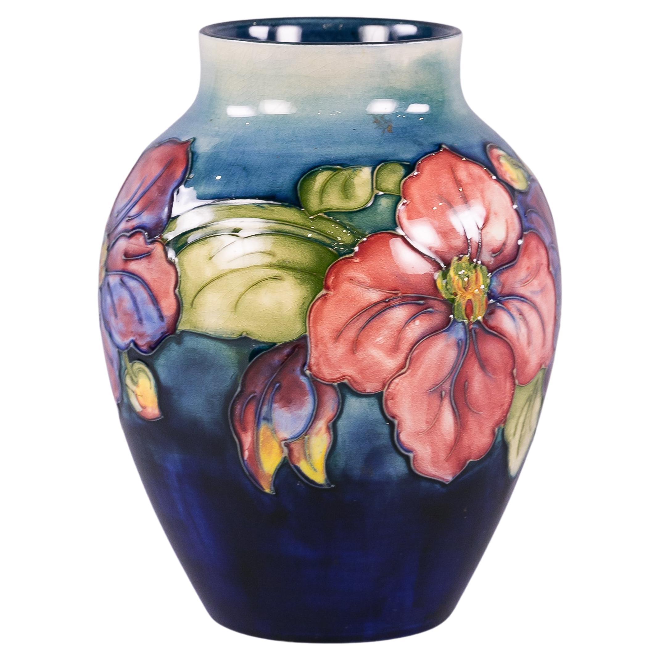 Moorcroft Pottery Vase, um 1920 im Angebot