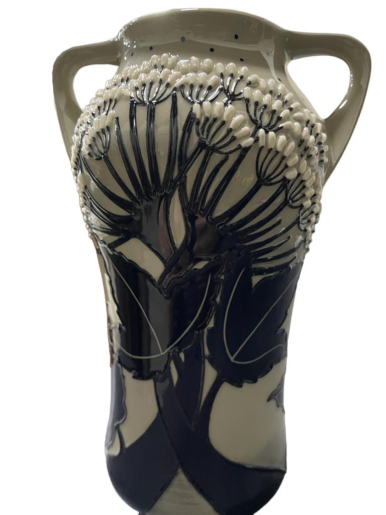 Moorcroft Vase mit zwei Henkeln und Sommer-Silhouette-Muster von Vicky Lovatt in Form 375/ im Angebot 2