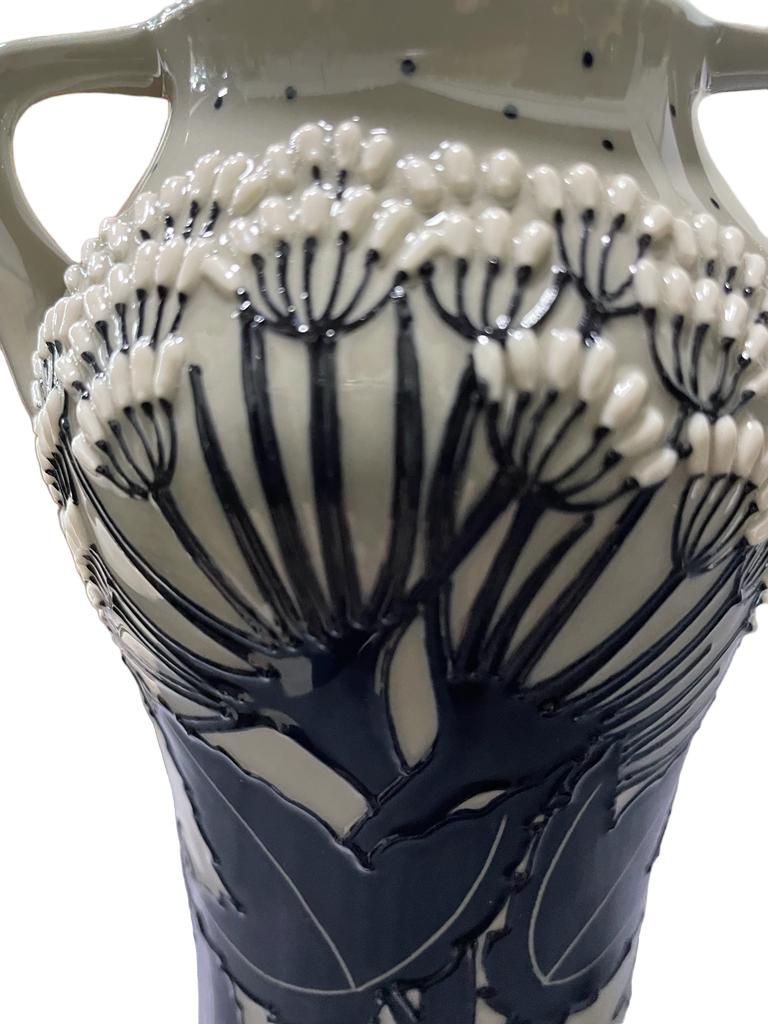 Moorcroft Vase mit zwei Henkeln und Sommer-Silhouette-Muster von Vicky Lovatt in Form 375/ im Angebot 3