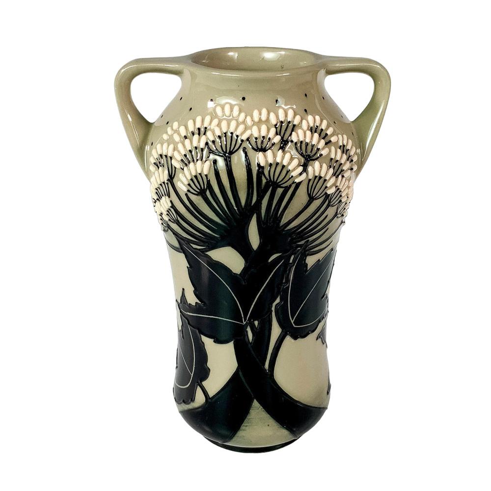 Moorcroft Twin Handled Vase Sommer Silhouette Muster von Vicky Lovatt
Ein Gefäß mit zwei Henkeln, das auf grauem Grund mit stilisierten Blumen verziert ist. Künstlerzeichen auf der Unterseite. Moorcroft Made in England Rückstempel.
Sommer Silhouette