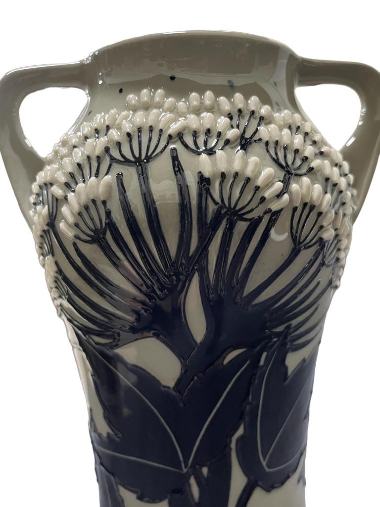 Moorcroft Vase mit zwei Henkeln und Sommer-Silhouette-Muster von Vicky Lovatt in Form 375/ (Glasiert) im Angebot