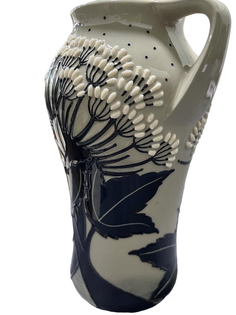 Moorcroft Vase mit zwei Henkeln und Sommer-Silhouette-Muster von Vicky Lovatt in Form 375/ im Angebot 1