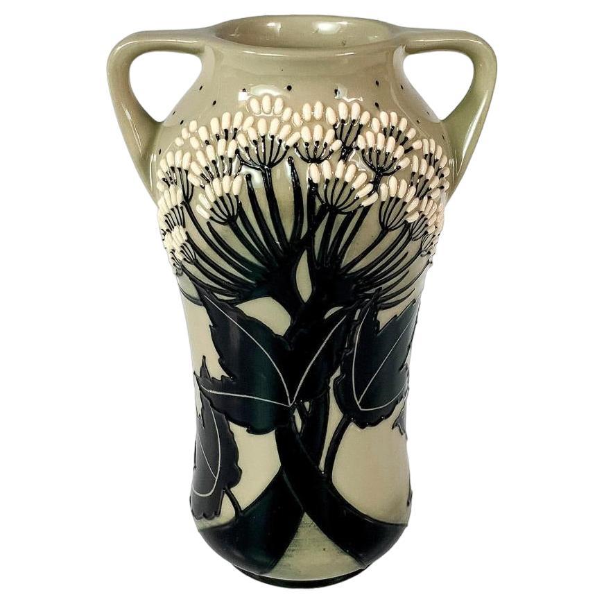 Vase à deux anses Moorcroft Motif Silhouette d'été par Vicky Lovatt Forme 375/