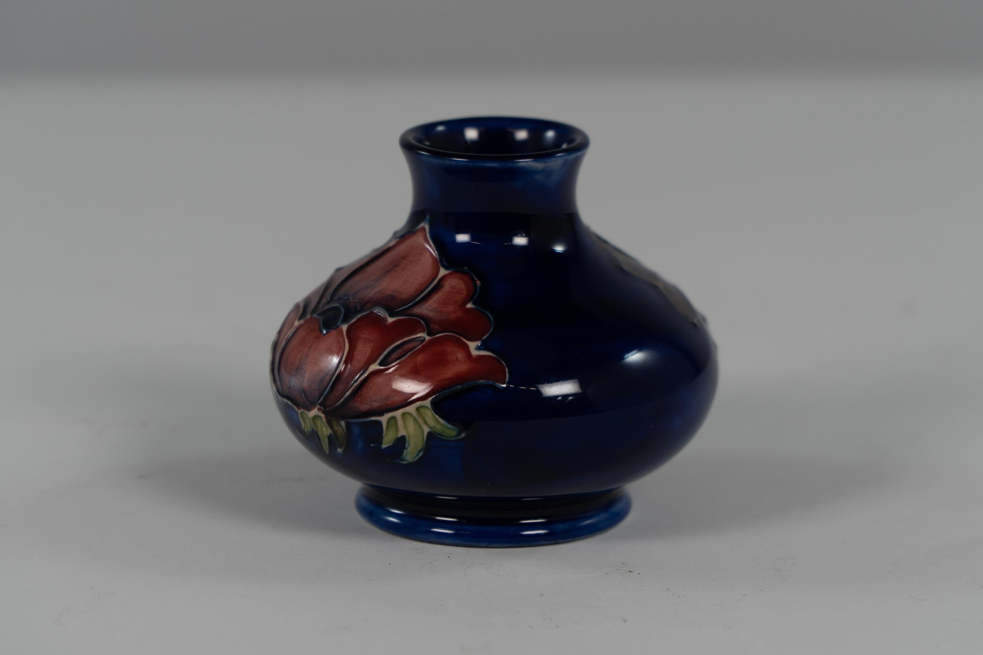 William Moorcroft. Eine kleine blaue Anemone-Vase, signiert H M Hergestellt in England.
