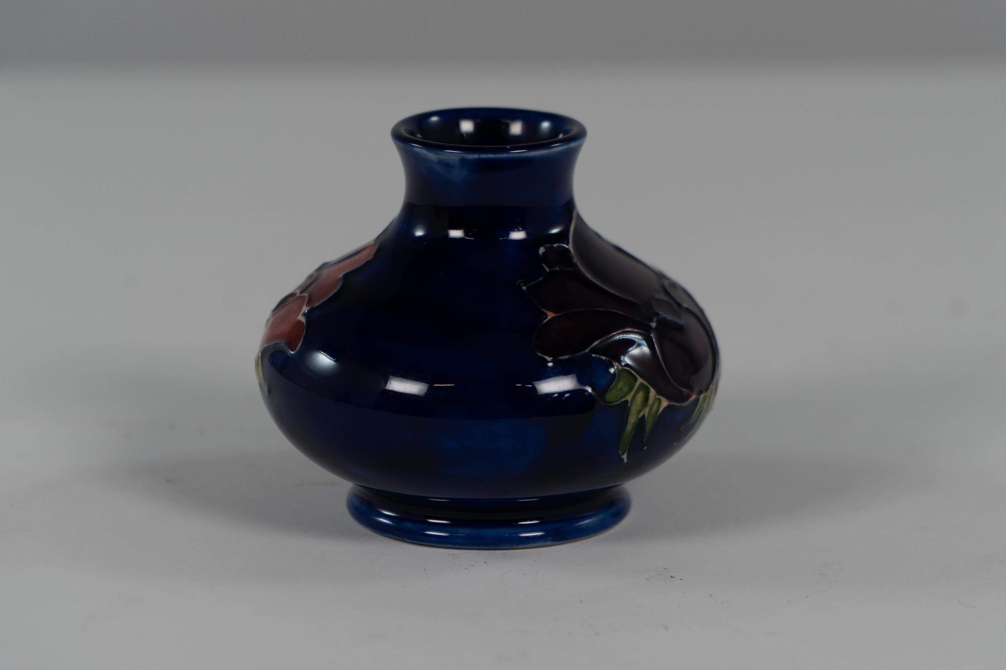 William Moorcroft. Eine kleine blaue Anemone-Vase, signiert H M Hergestellt in England. (Arts and Crafts) im Angebot