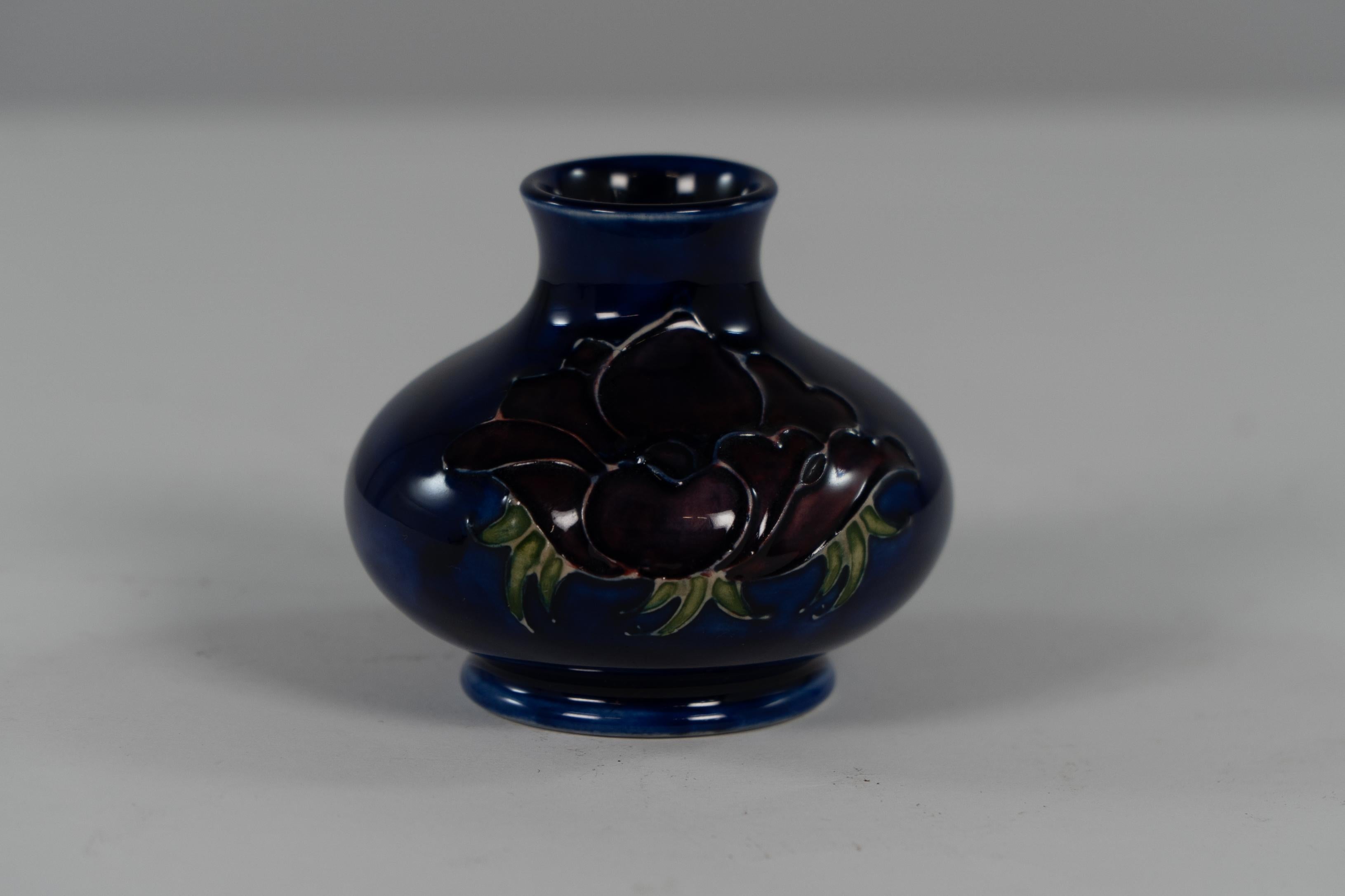 William Moorcroft. Eine kleine blaue Anemone-Vase, signiert H M Hergestellt in England. (Englisch) im Angebot