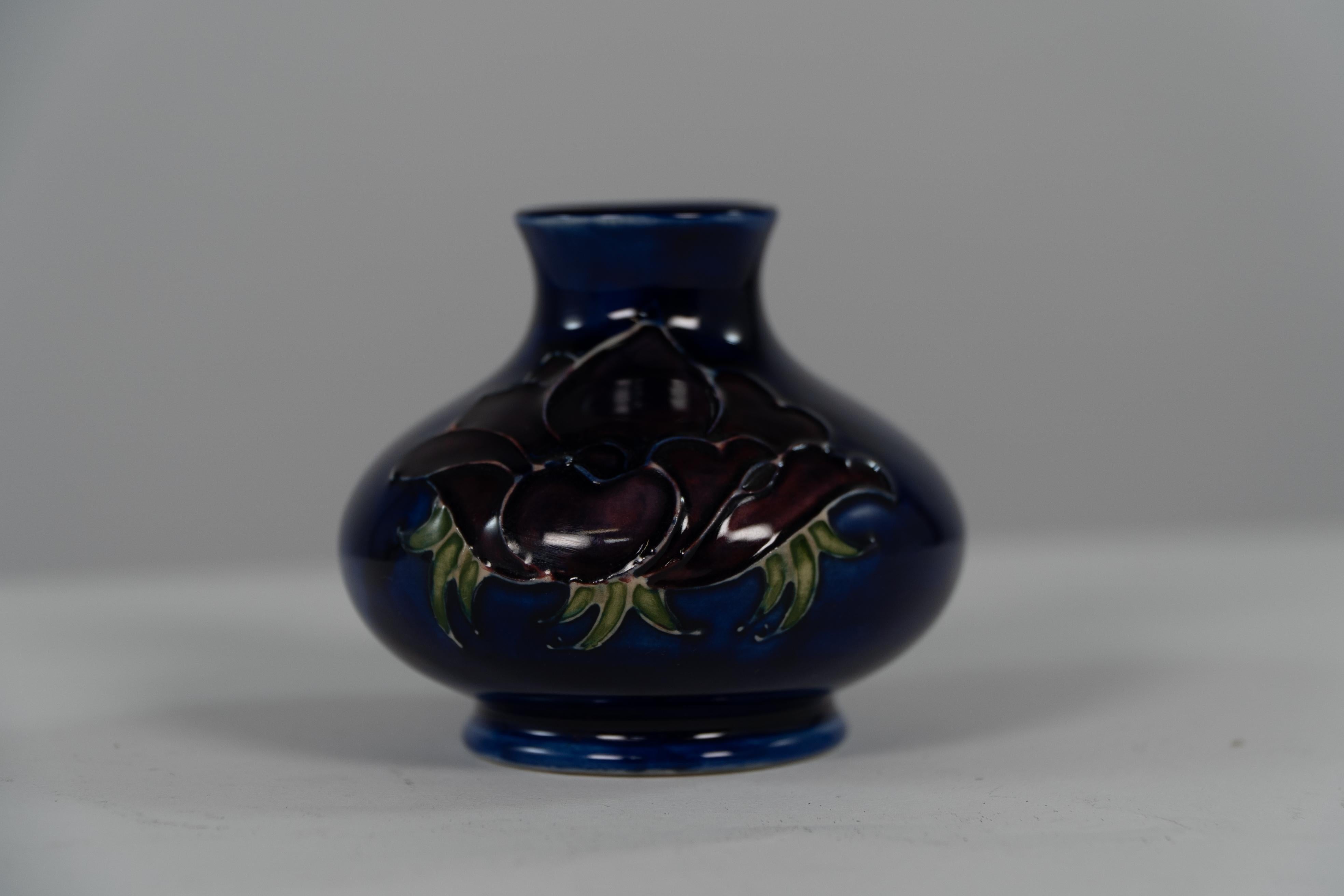 William Moorcroft. Eine kleine blaue Anemone-Vase, signiert H M Hergestellt in England. im Zustand „Gut“ im Angebot in London, GB