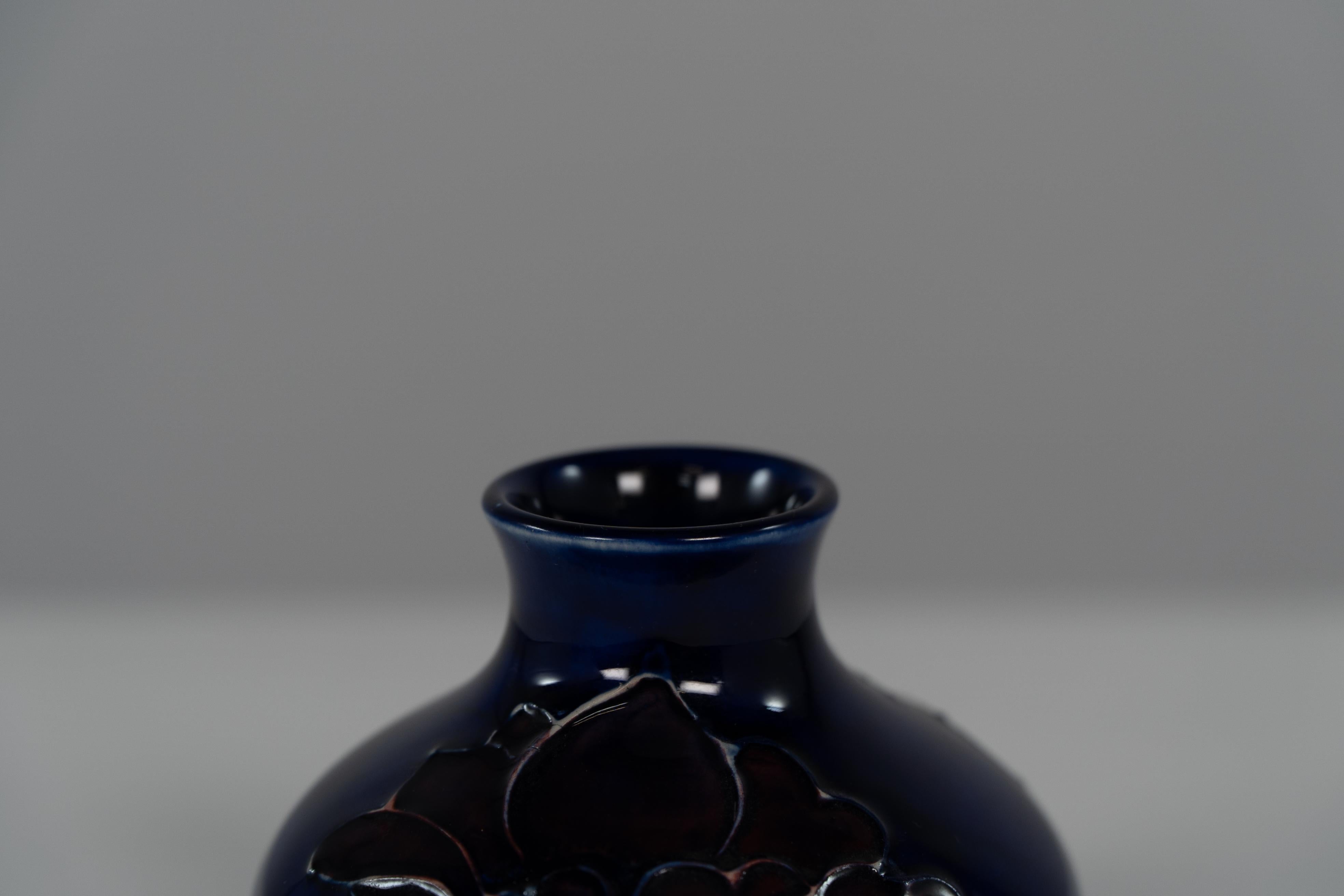 William Moorcroft. Eine kleine blaue Anemone-Vase, signiert H M Hergestellt in England. (Töpferwaren) im Angebot