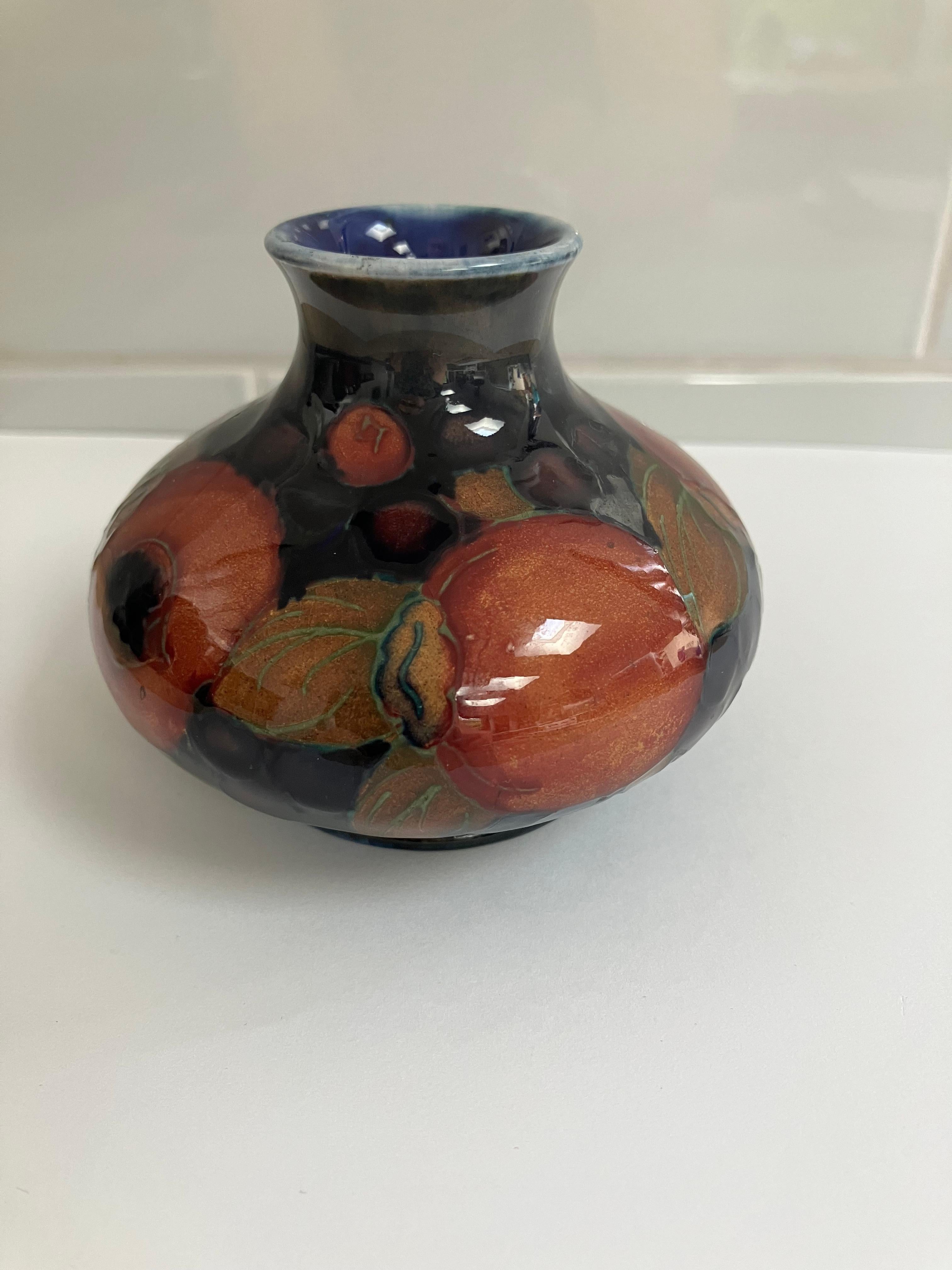Un dolce vaso vintage di Moorcroft, con uno splendido motivo a melograno in un bellissimo blu cobalto. Il pezzo è firmato e timbrato Moorcroft, prodotto in Inghilterra, 32 che ne aumenta il valore e l'autenticità. Realizzato con le tecniche