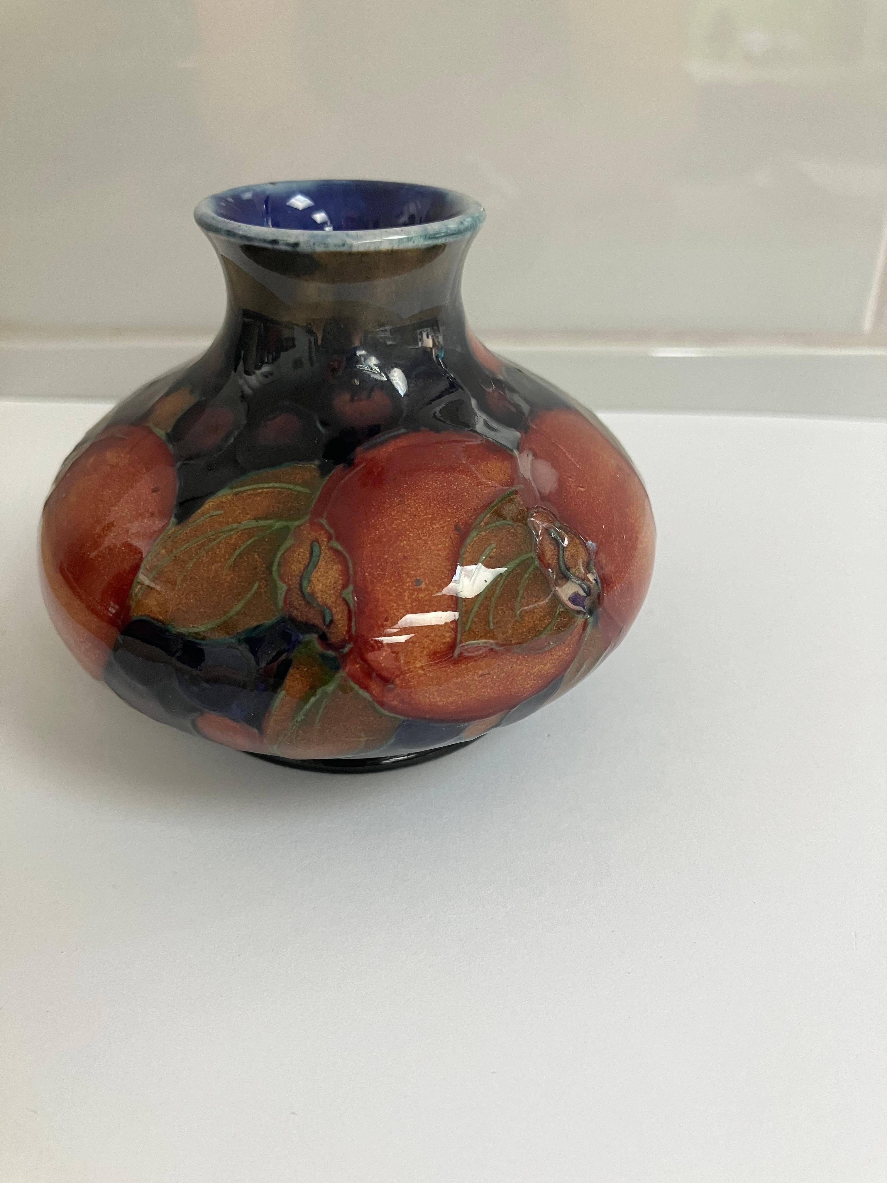 Altro Vaso d'epoca Moorcroft con motivo a melograno, timbrato e firmato Walter Moorcroft in vendita