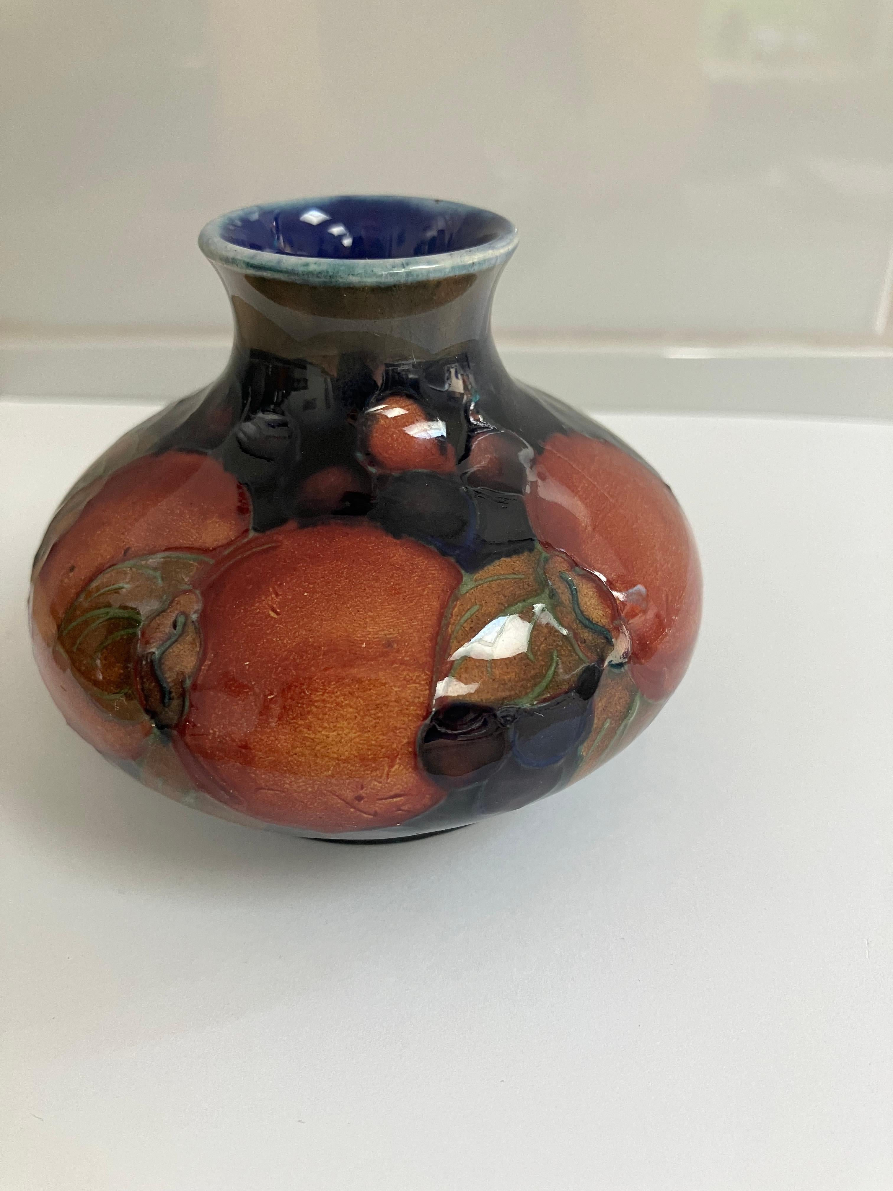 Inglese Vaso d'epoca Moorcroft con motivo a melograno, timbrato e firmato Walter Moorcroft in vendita