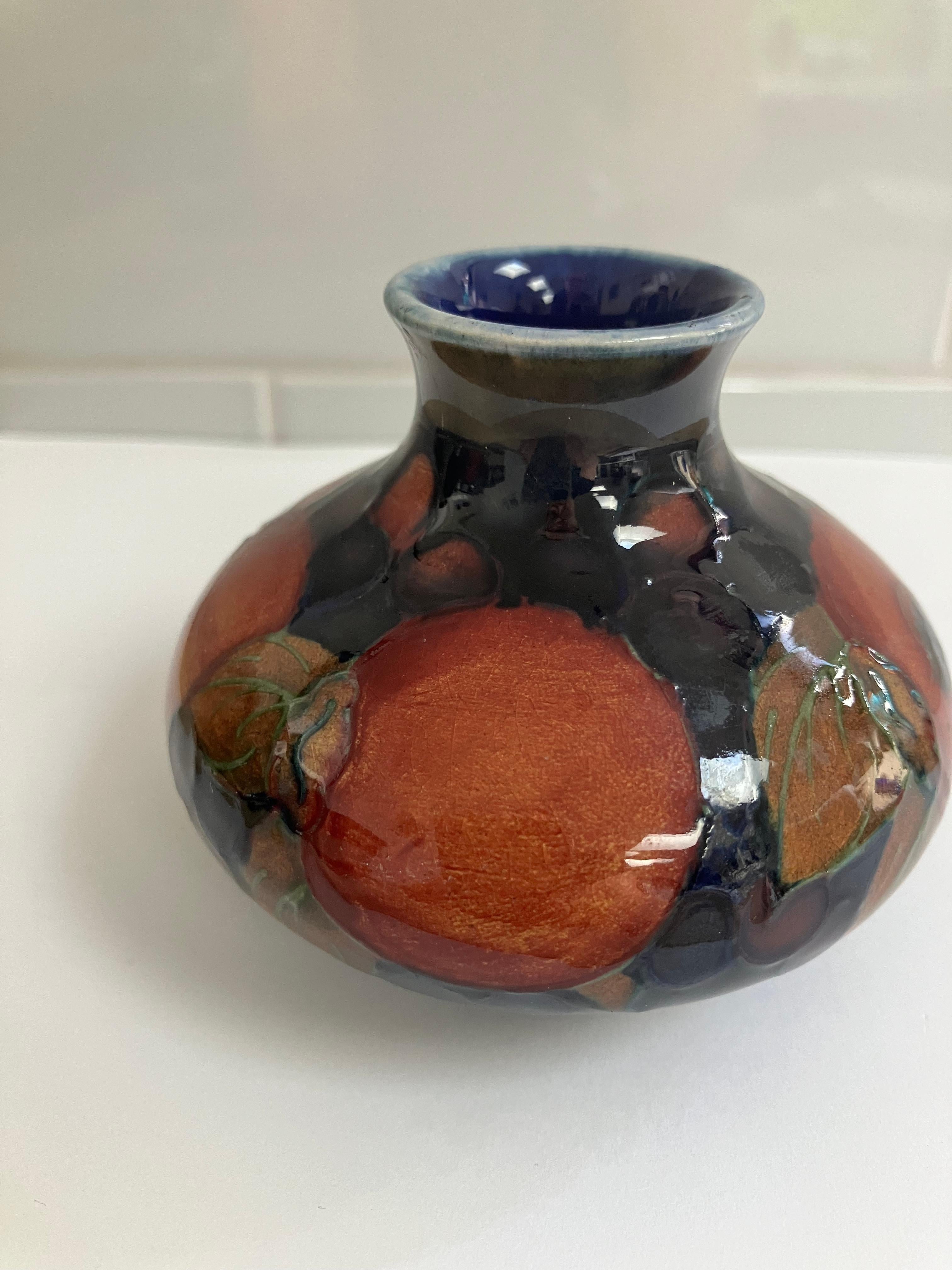 Vaso d'epoca Moorcroft con motivo a melograno, timbrato e firmato Walter Moorcroft In condizioni buone in vendita a Sherborne, GB