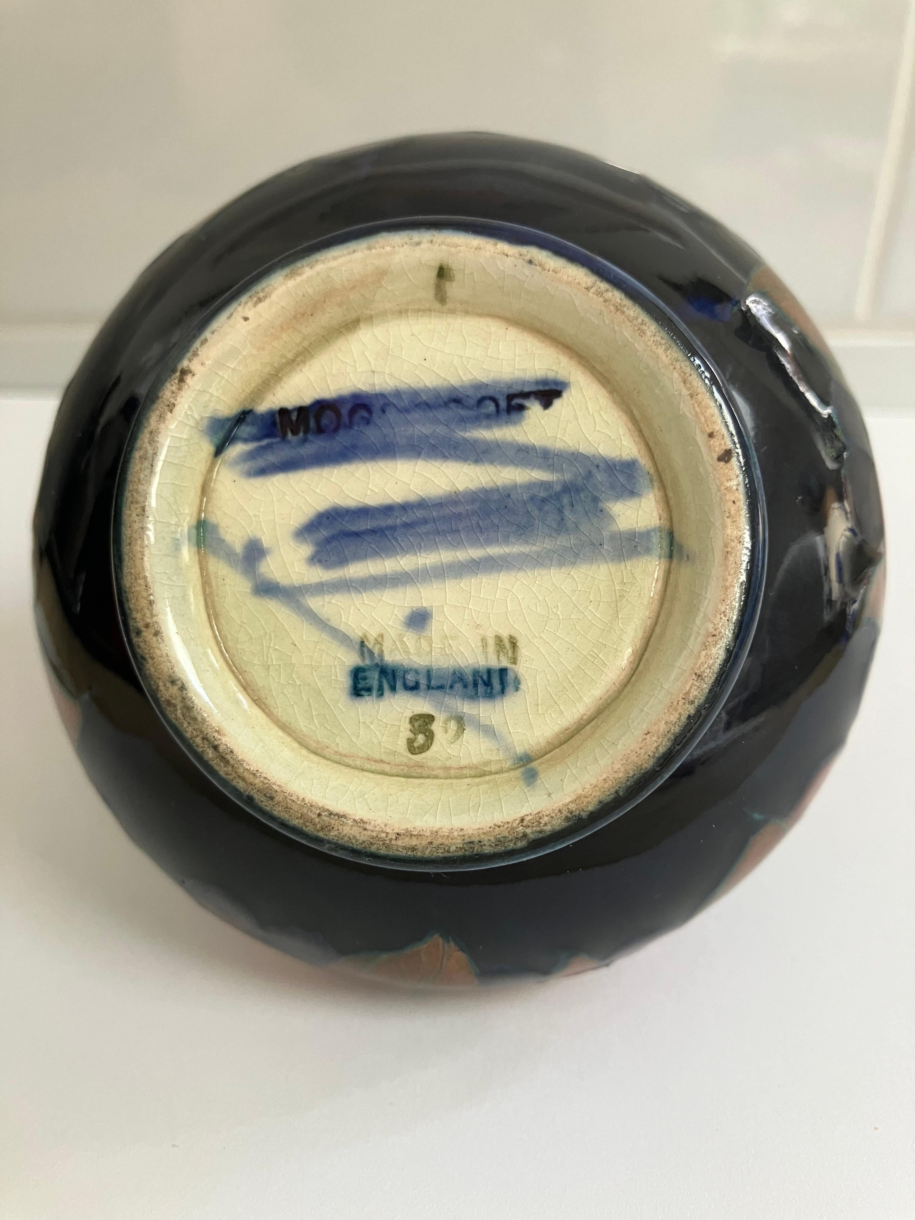 Metà XX secolo Vaso d'epoca Moorcroft con motivo a melograno, timbrato e firmato Walter Moorcroft in vendita