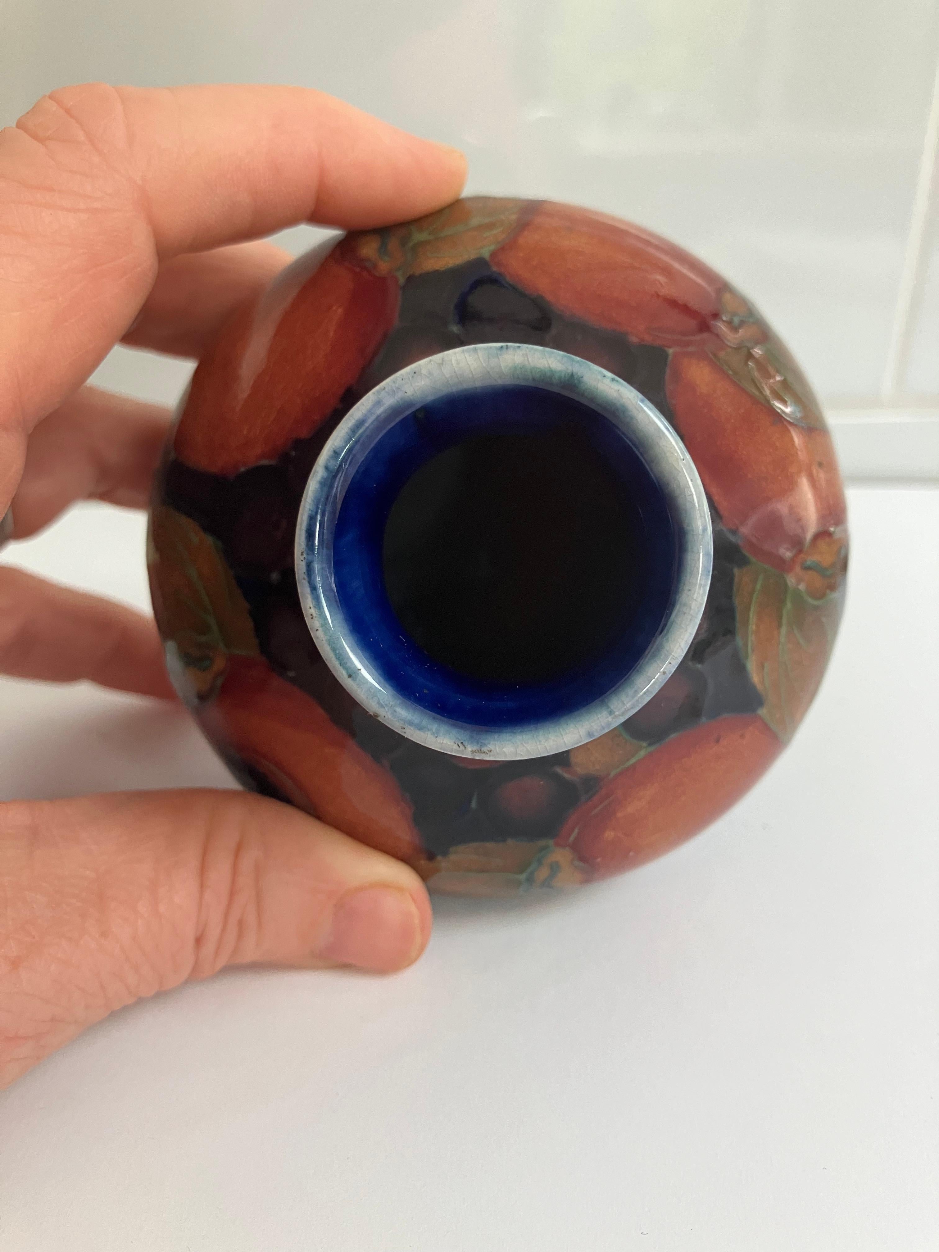 Terracotta Vaso d'epoca Moorcroft con motivo a melograno, timbrato e firmato Walter Moorcroft in vendita