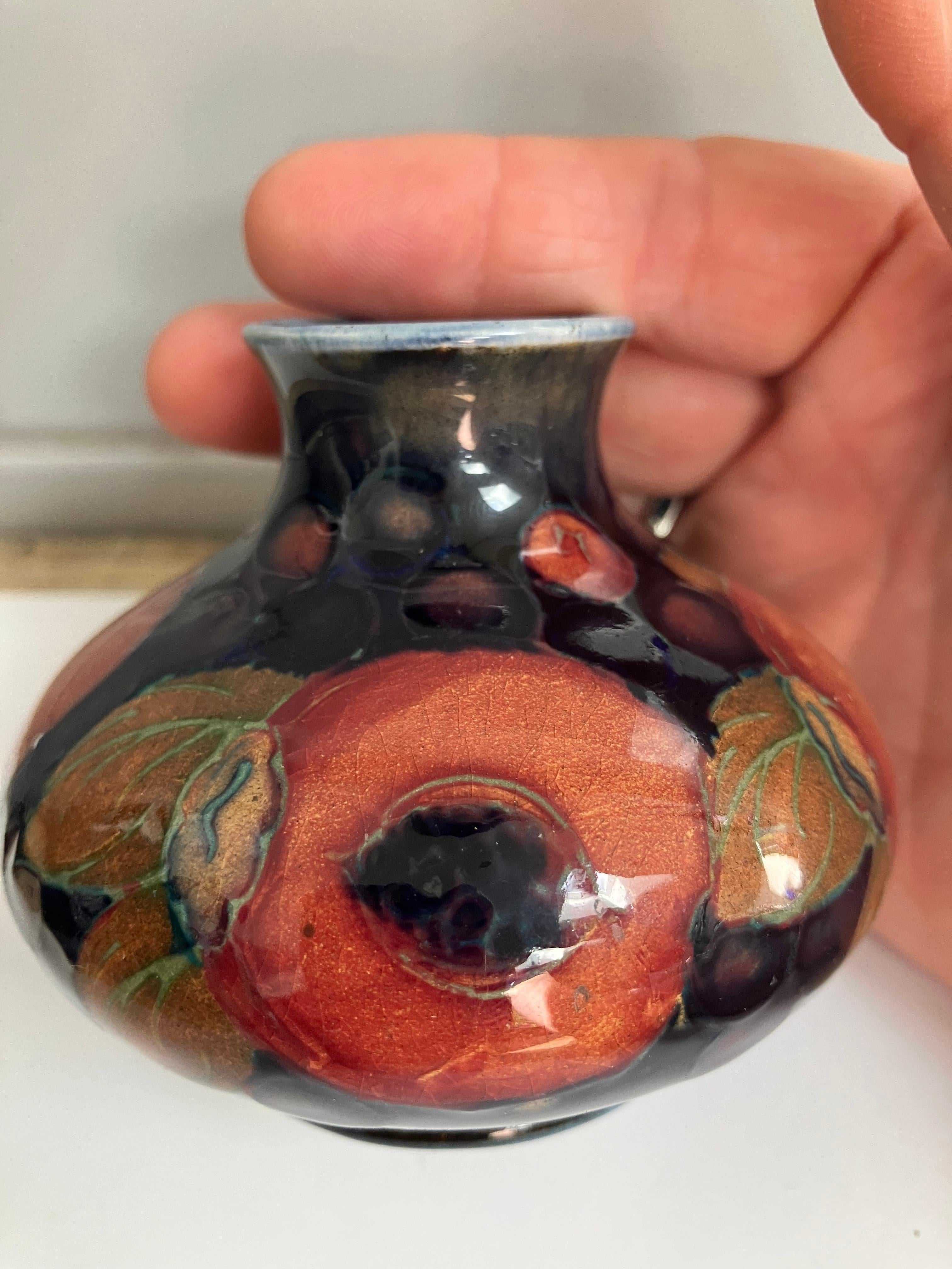 Vaso d'epoca Moorcroft con motivo a melograno, timbrato e firmato Walter Moorcroft in vendita 1