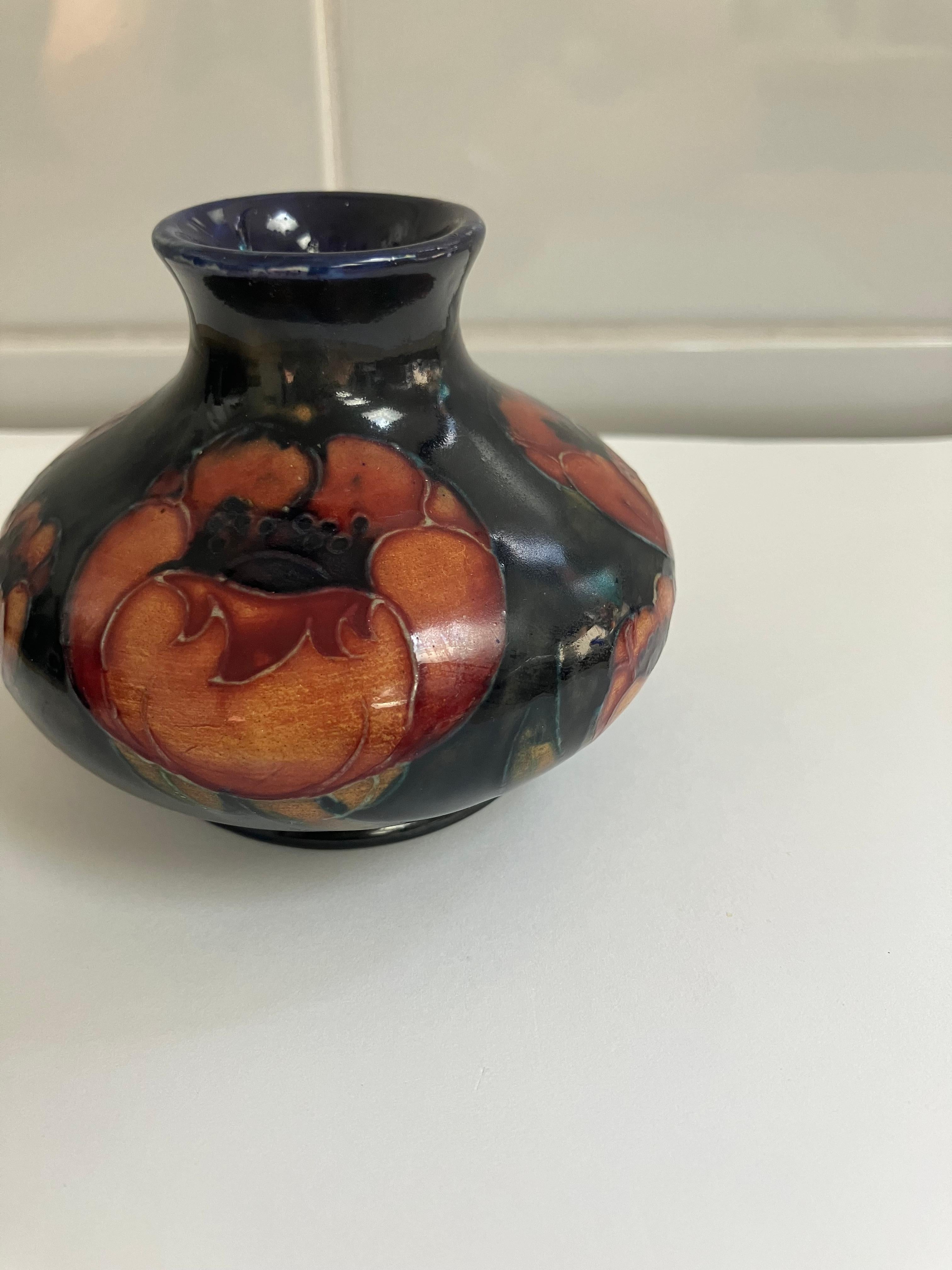 Altro Vaso d'epoca Moorcroft timbrato e firmato, decorato con il motivo del papavero, anni '40 circa in vendita