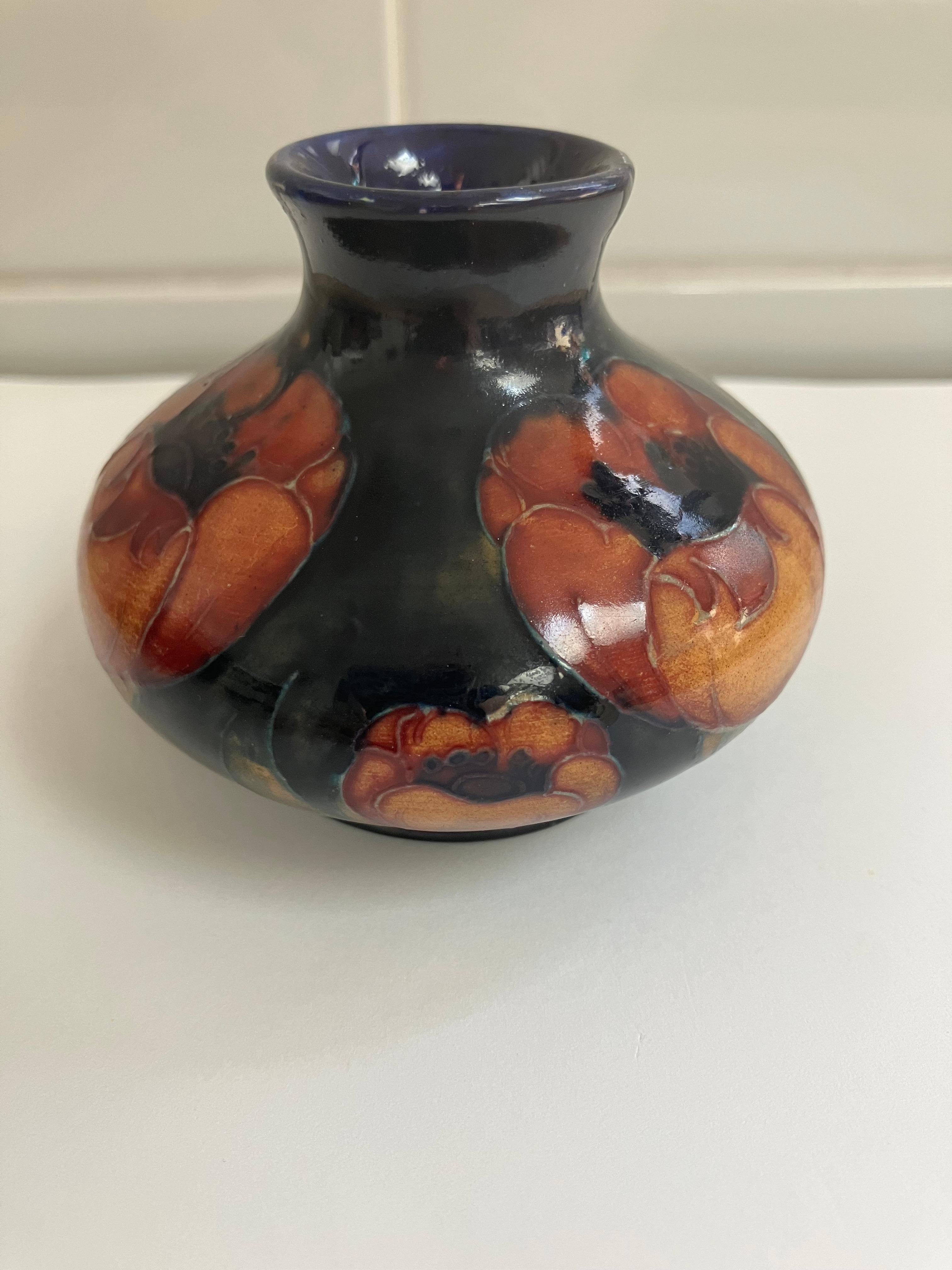 Inglese Vaso d'epoca Moorcroft timbrato e firmato, decorato con il motivo del papavero, anni '40 circa in vendita